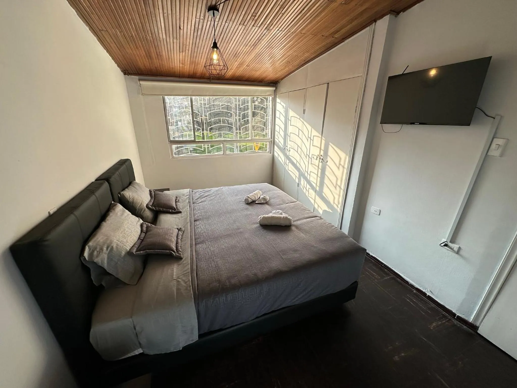 Photo of the whole room, Bed in H&L BOUTIQUE