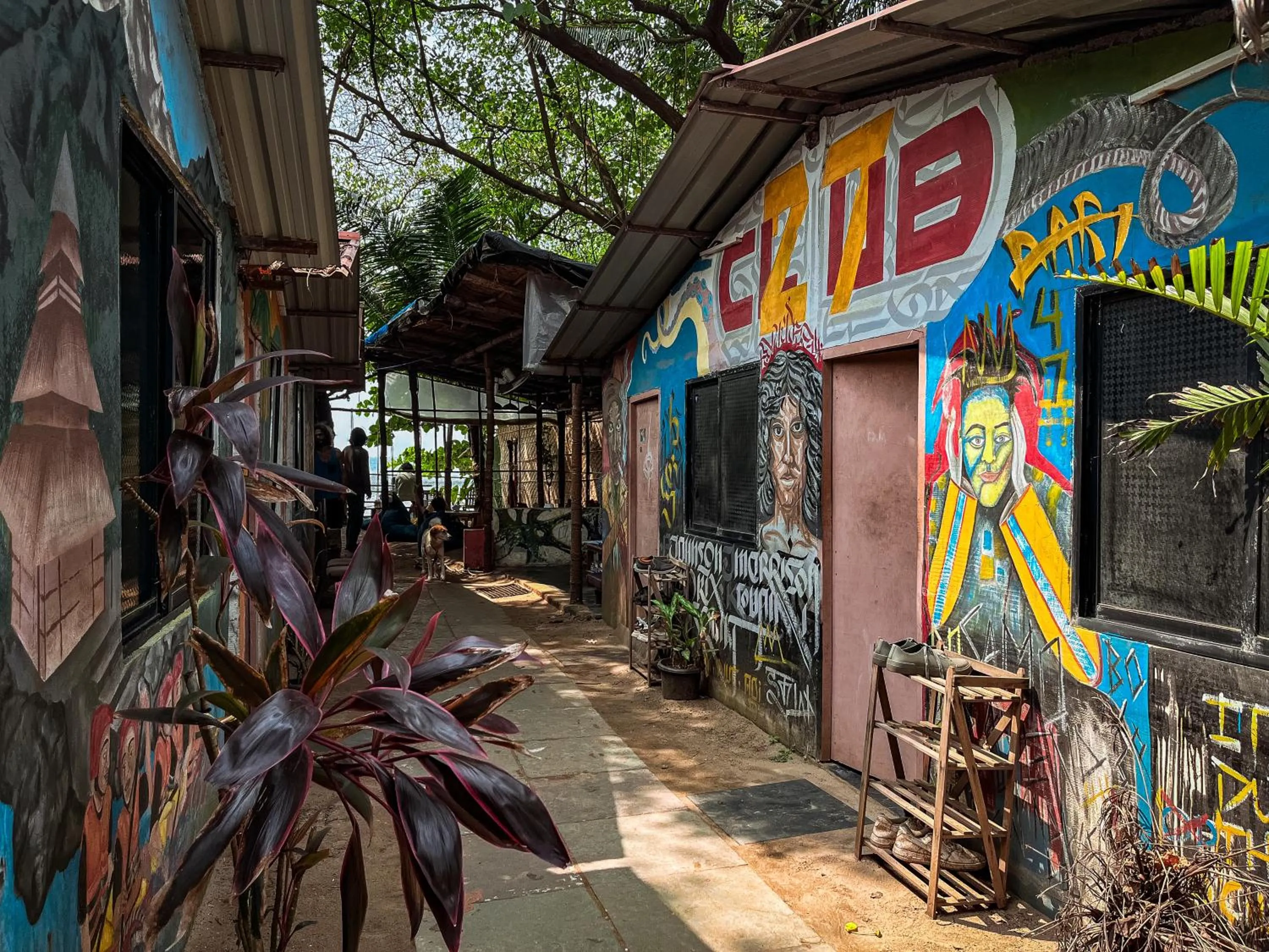 12 Monks - Beachfront Hostel