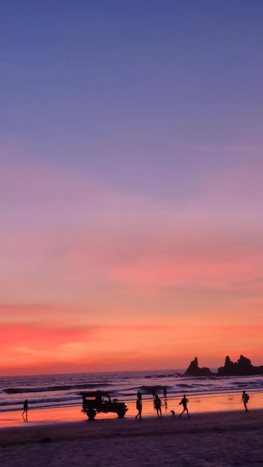 12 Monks - Beachfront Hostel