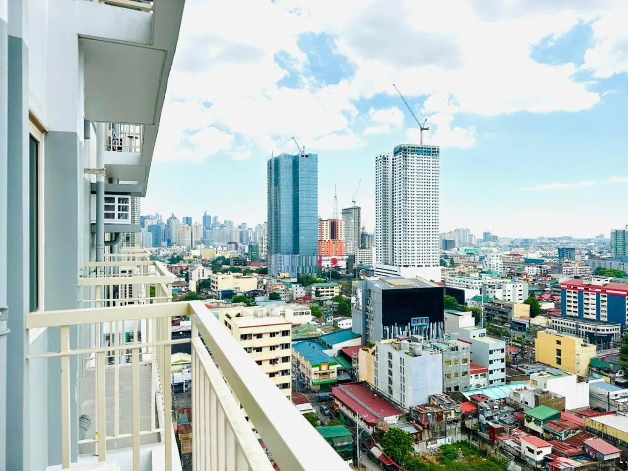 Day in Coast Residences - 2 Bedroom with Balcony facing Mall of Asia, Manila Bay & Pool View