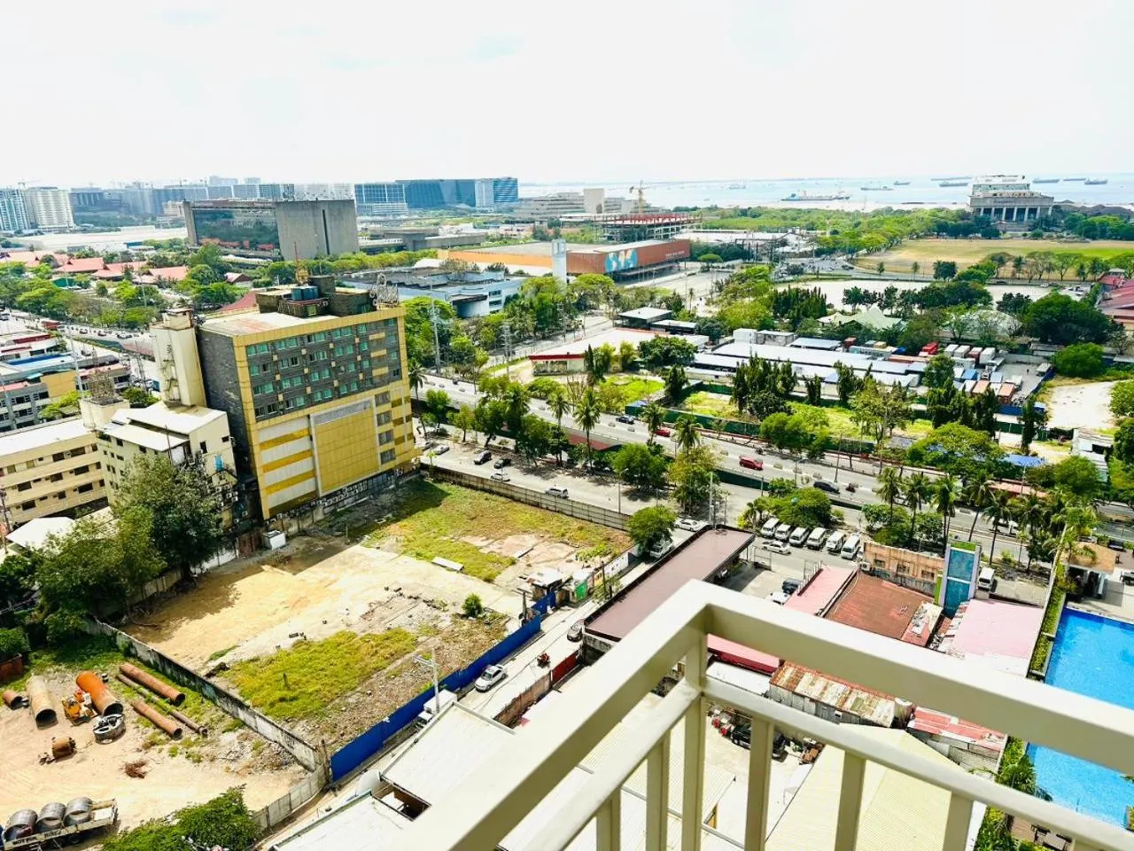 Day in Coast Residences - 2 Bedroom with Balcony facing Mall of Asia, Manila Bay & Pool View