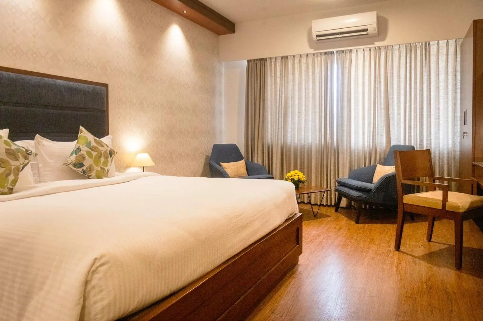 Bedroom, Bed in Clovergreens