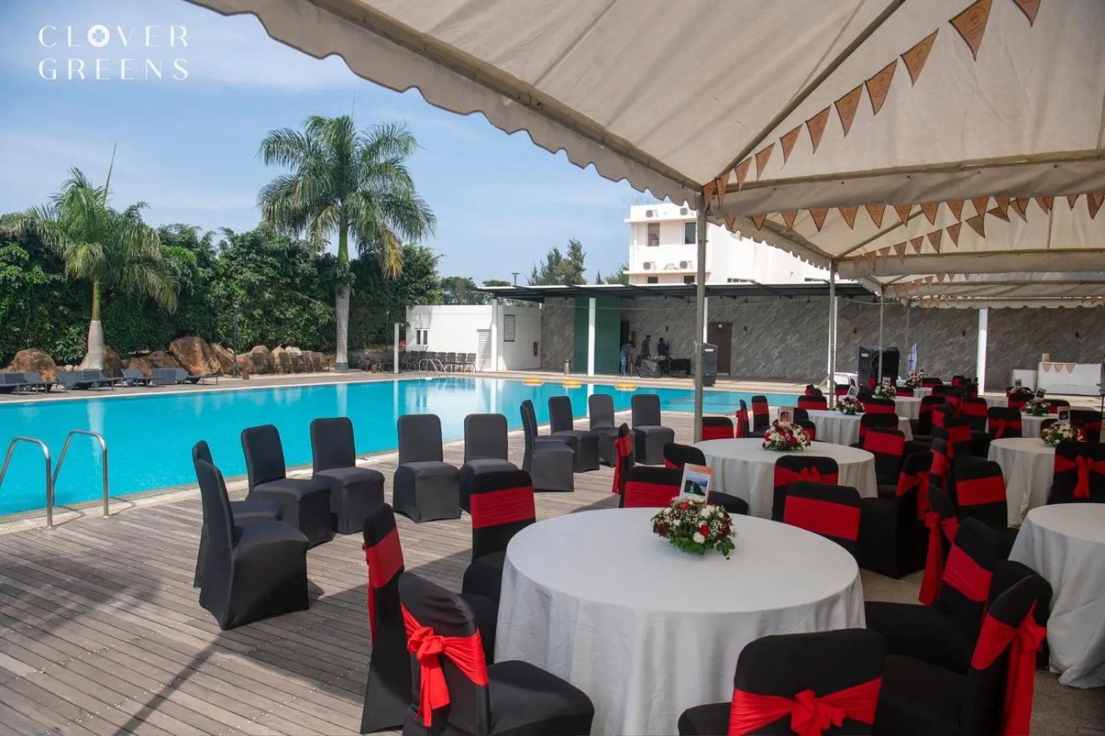 Swimming pool in Clovergreens