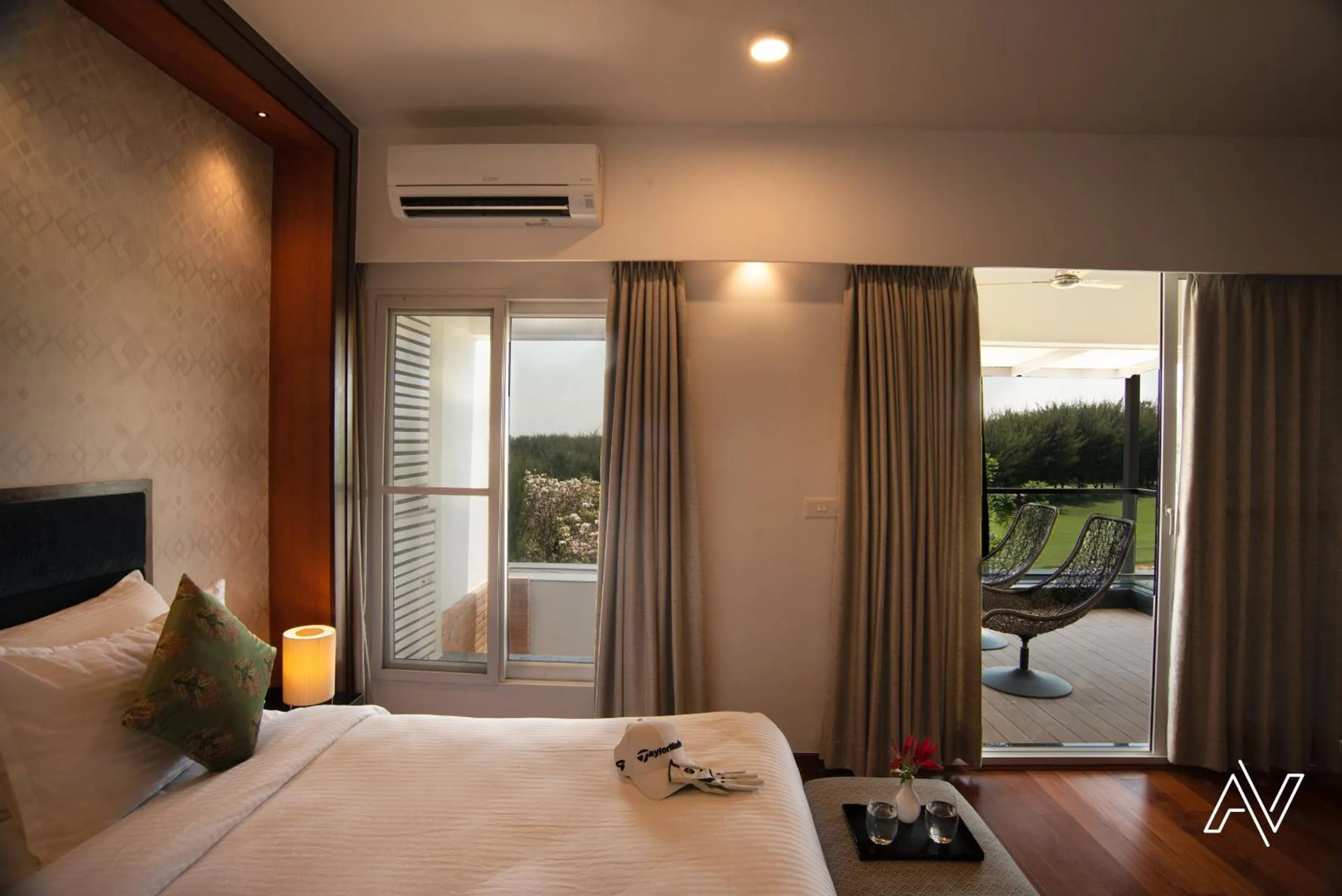 Bedroom, Bed in Clovergreens