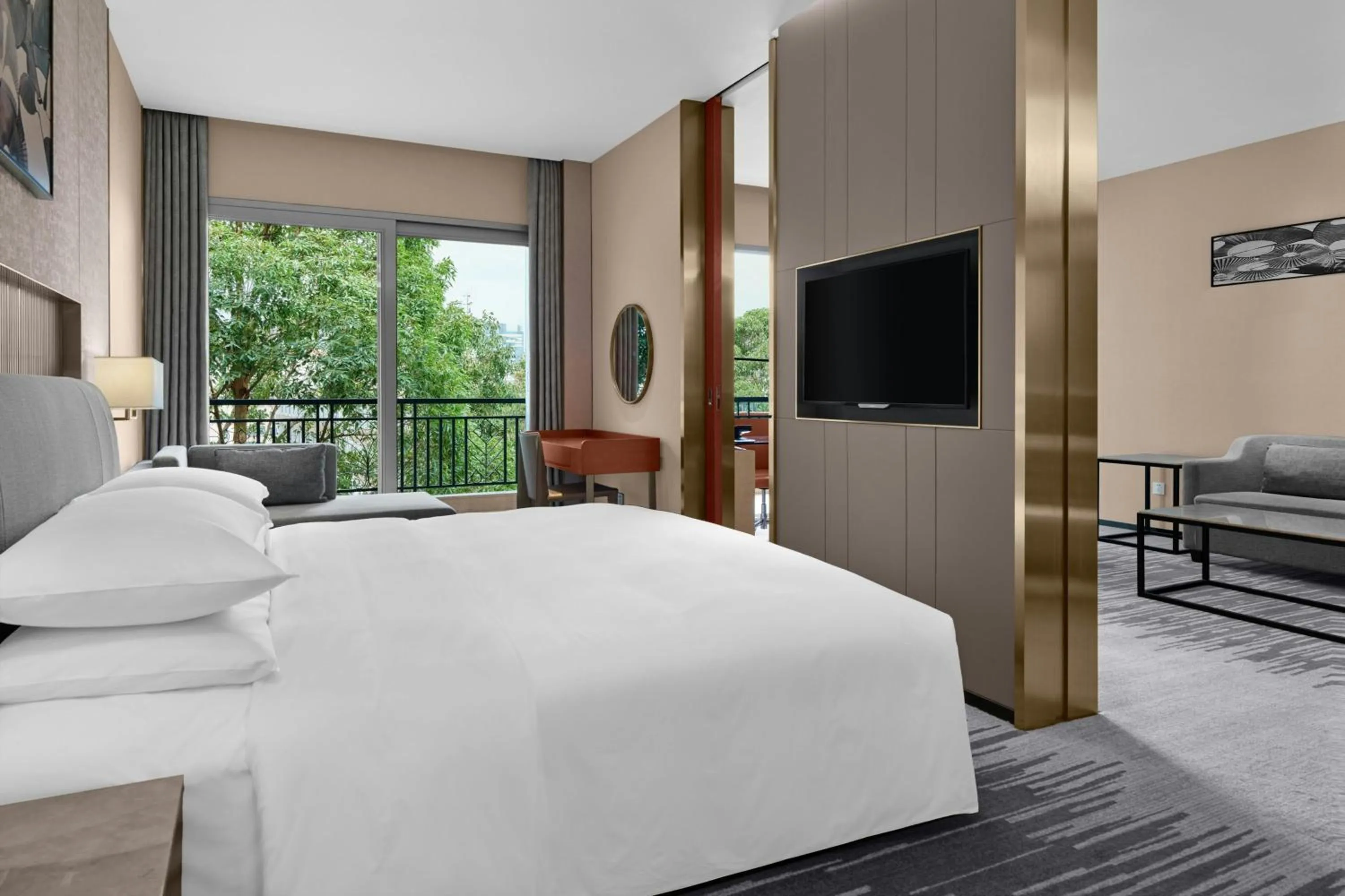 Photo of the whole room, Bed in Dongguan Marriott Hotel