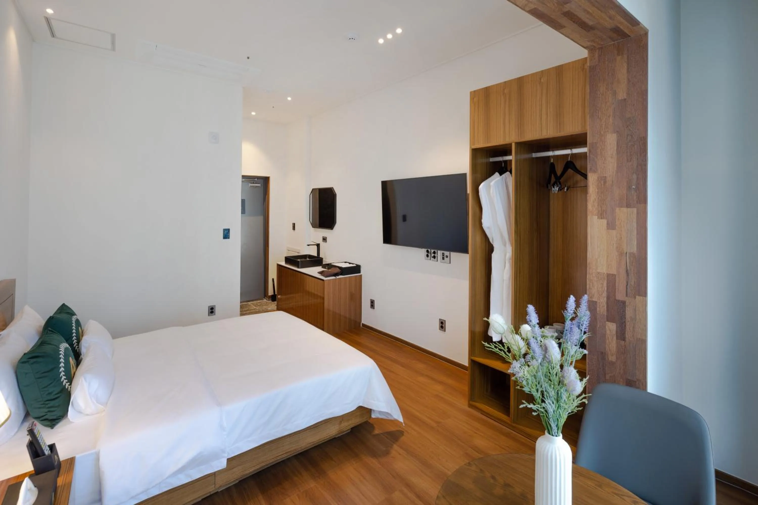 Property building, Bed in Hotel Arari