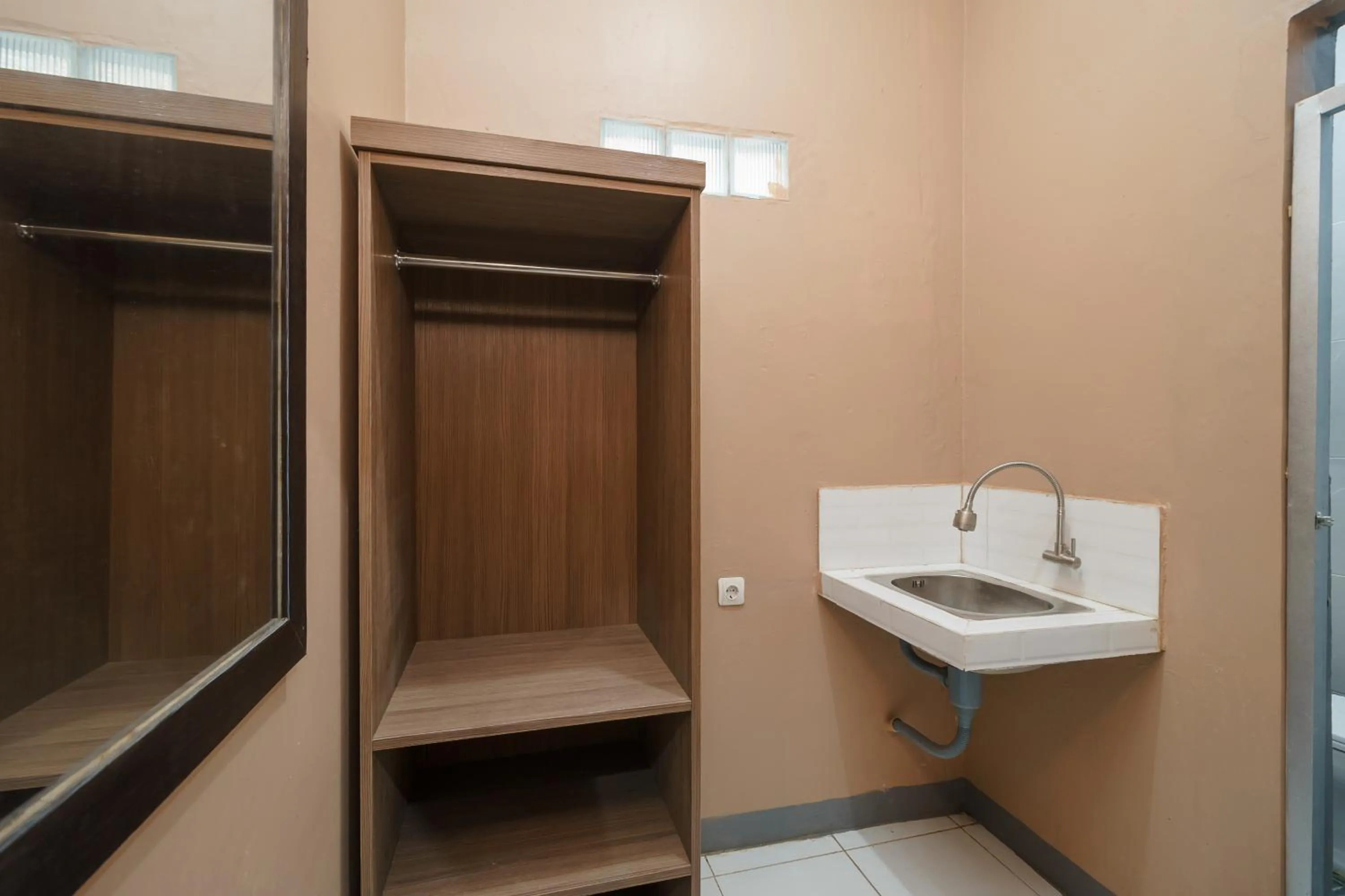 Bathroom in RedDoorz Syariah near Siloam Hospitals Bulak Kapal