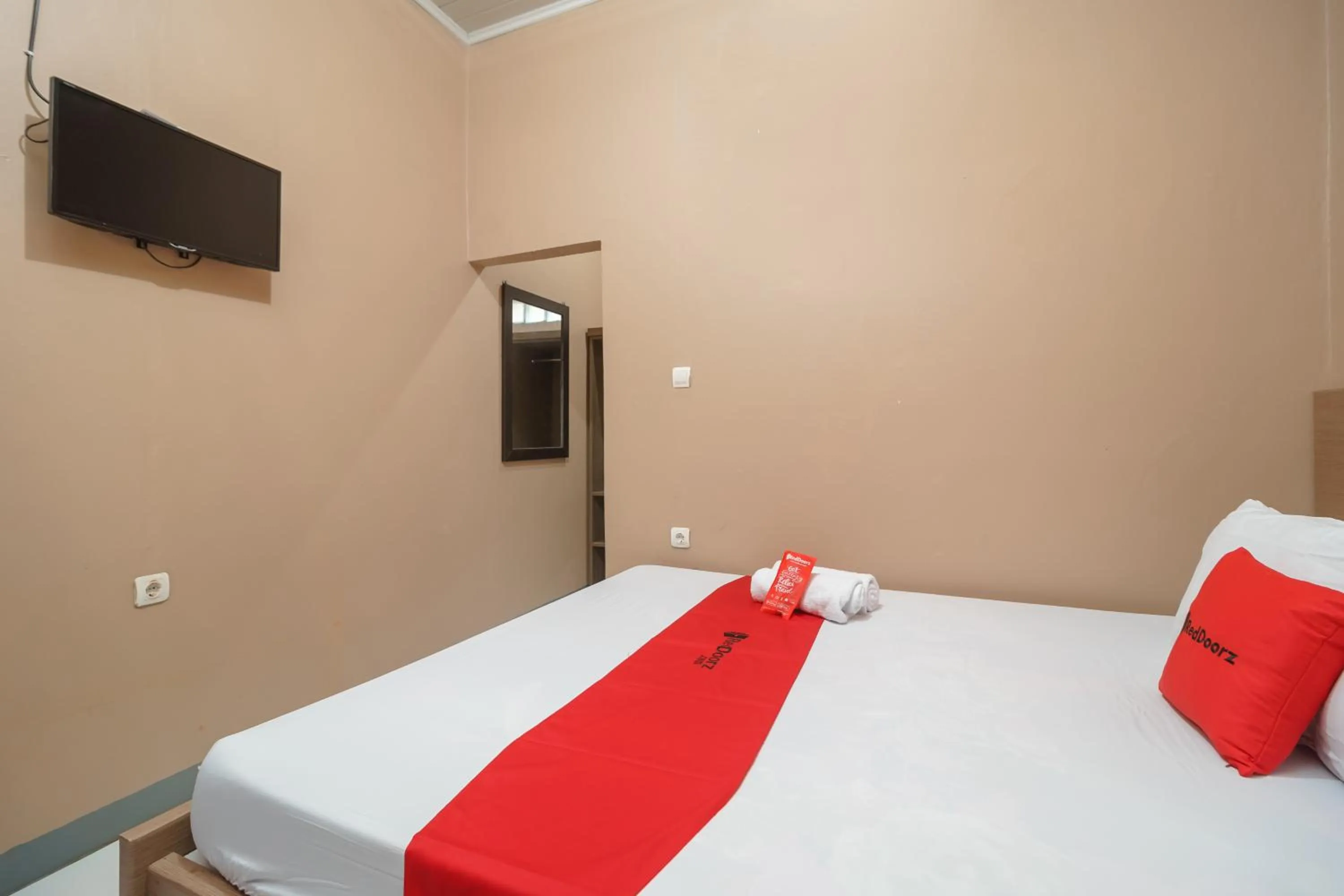 Photo of the whole room, Bed in RedDoorz Syariah near Siloam Hospitals Bulak Kapal