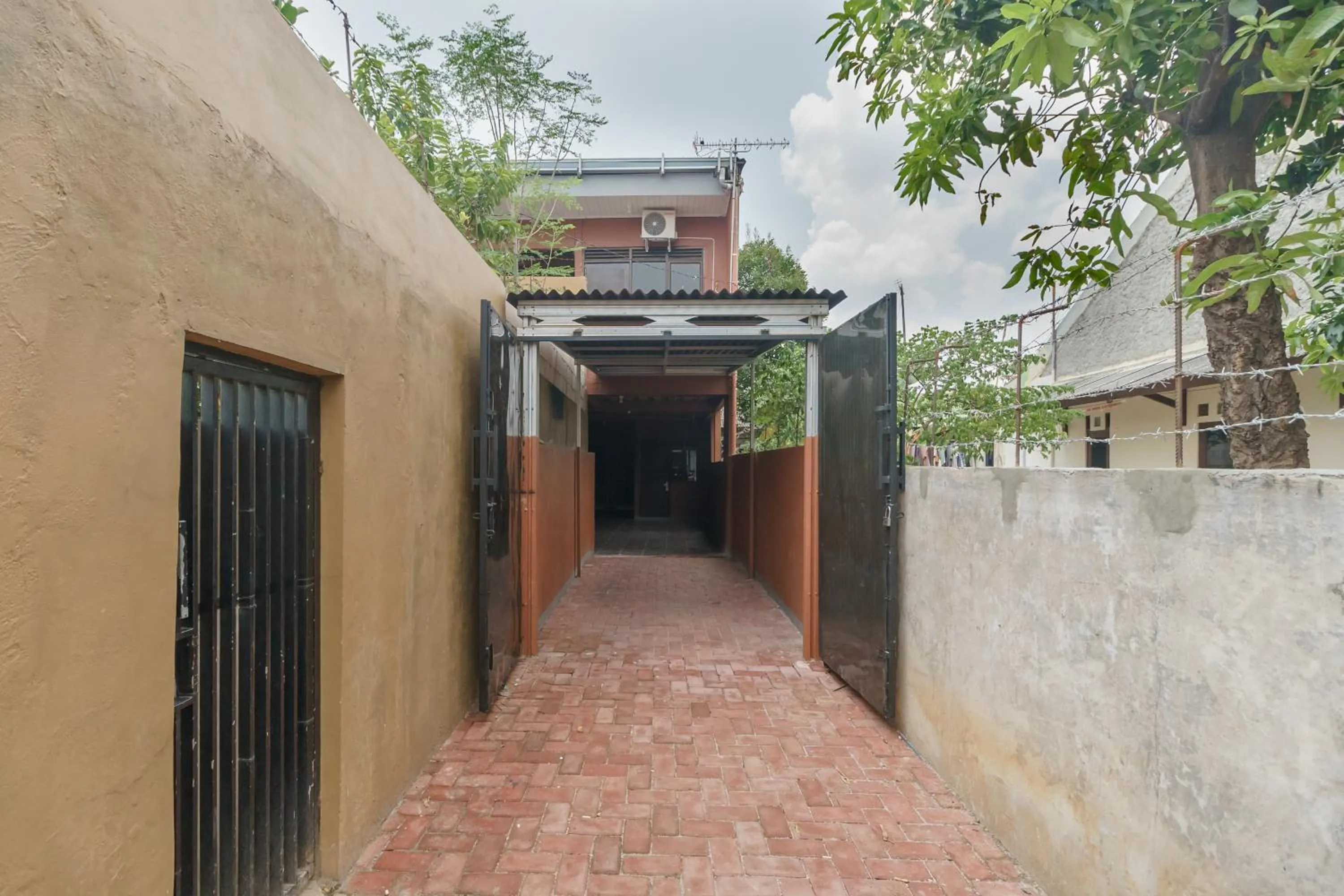 Property building in RedDoorz Syariah near Siloam Hospitals Bulak Kapal