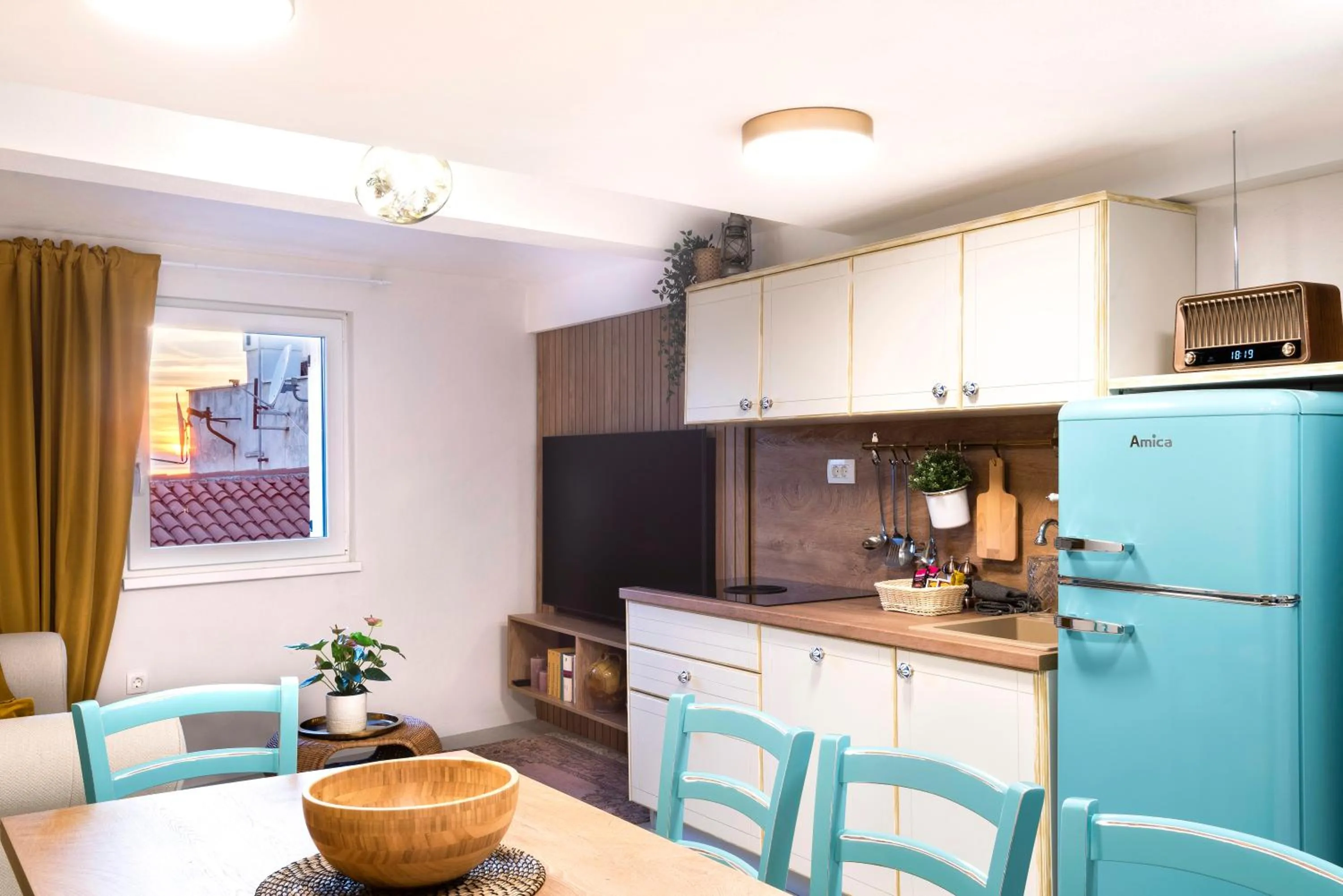 Dining area in Selamare Apartment by Locap Group