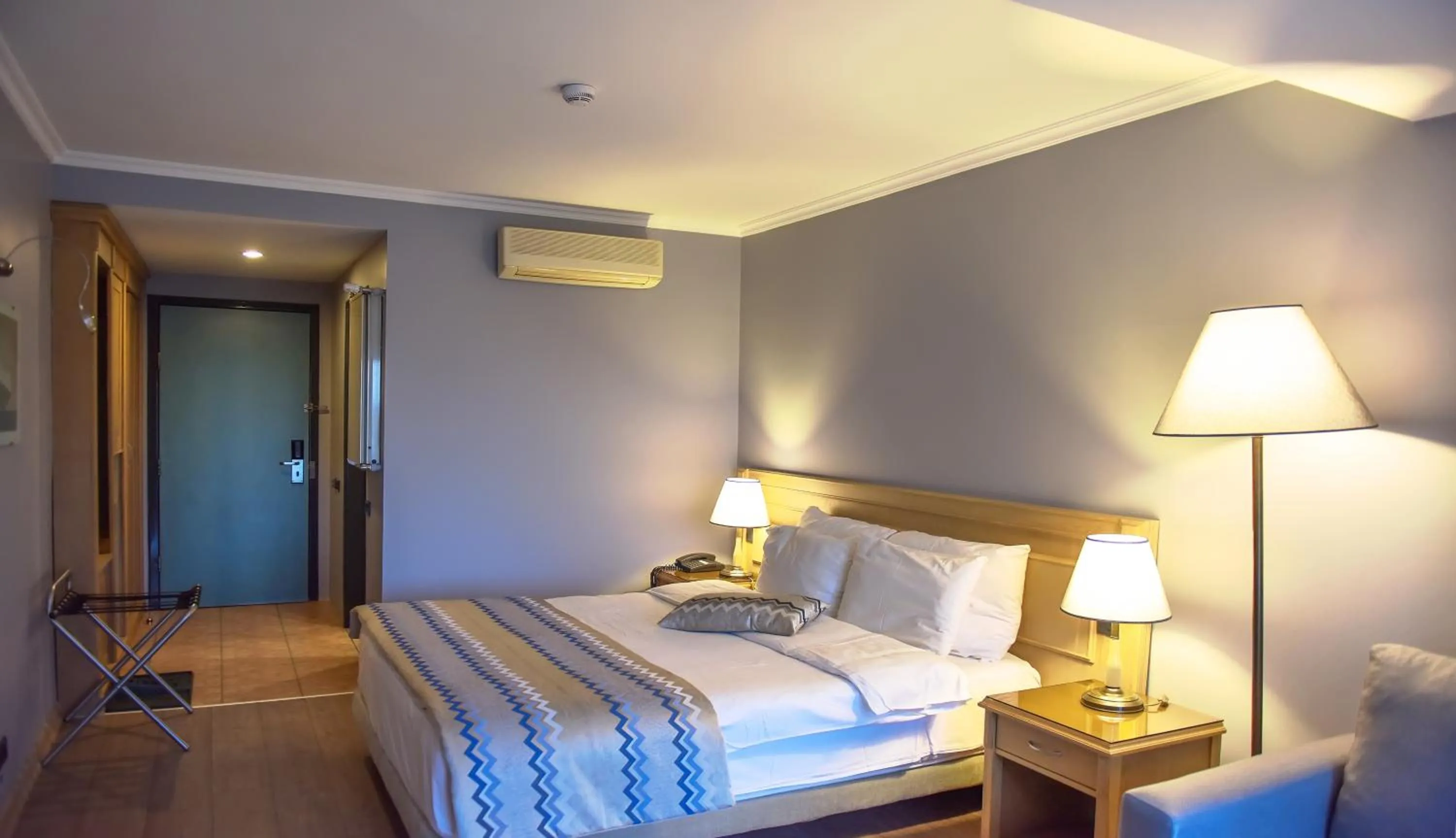 Bed in Denizatı Plus Hotel