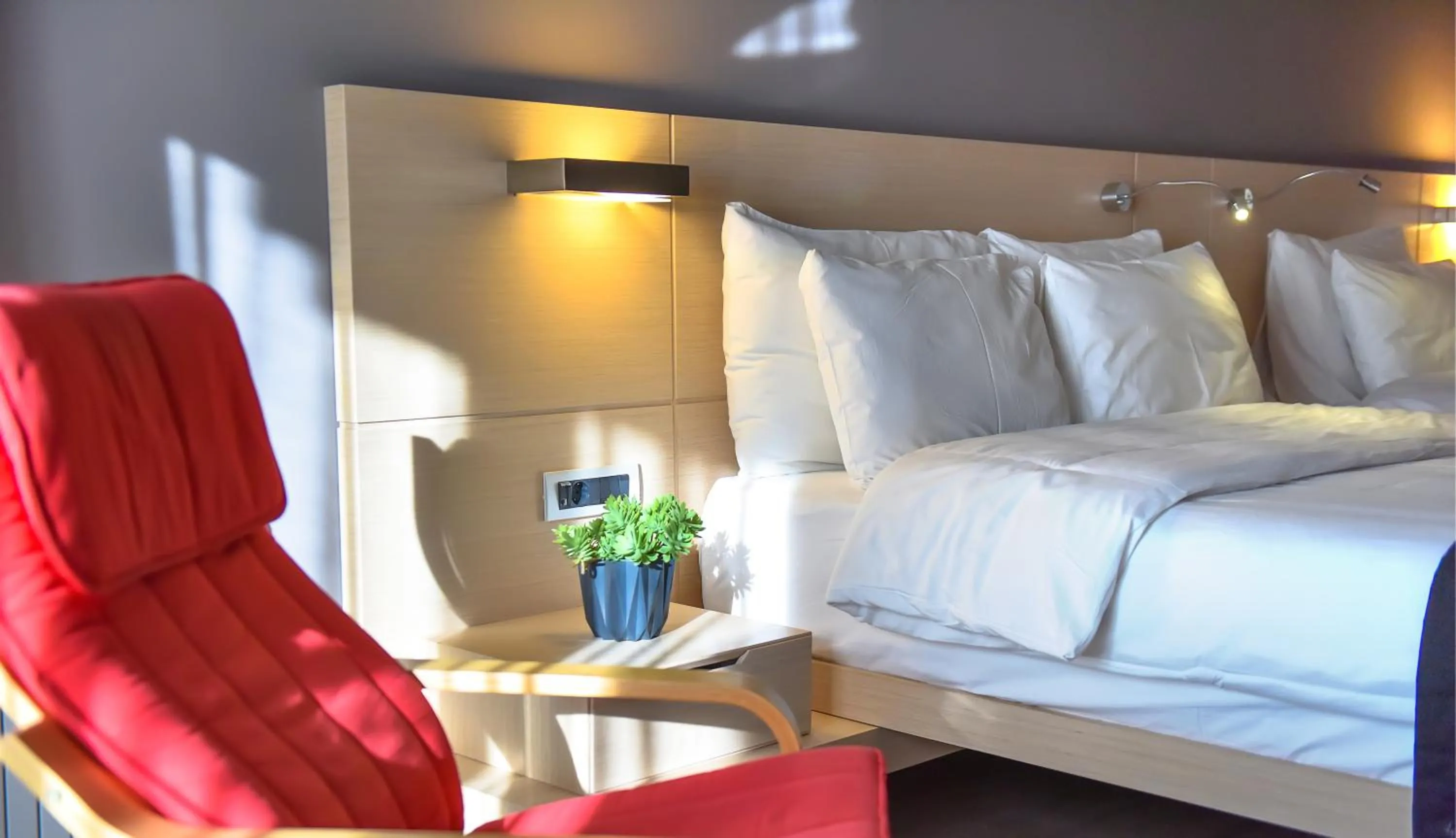 Bed in Denizatı Plus Hotel