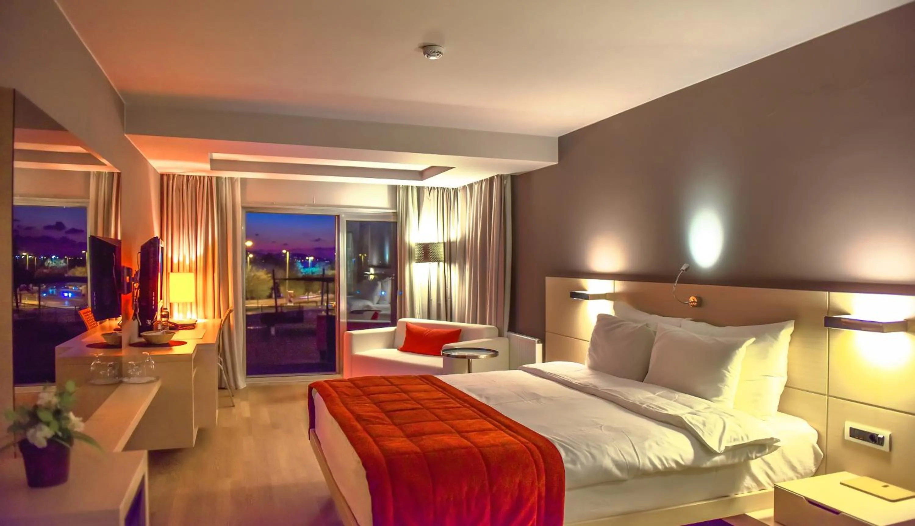 Bed in Denizatı Plus Hotel