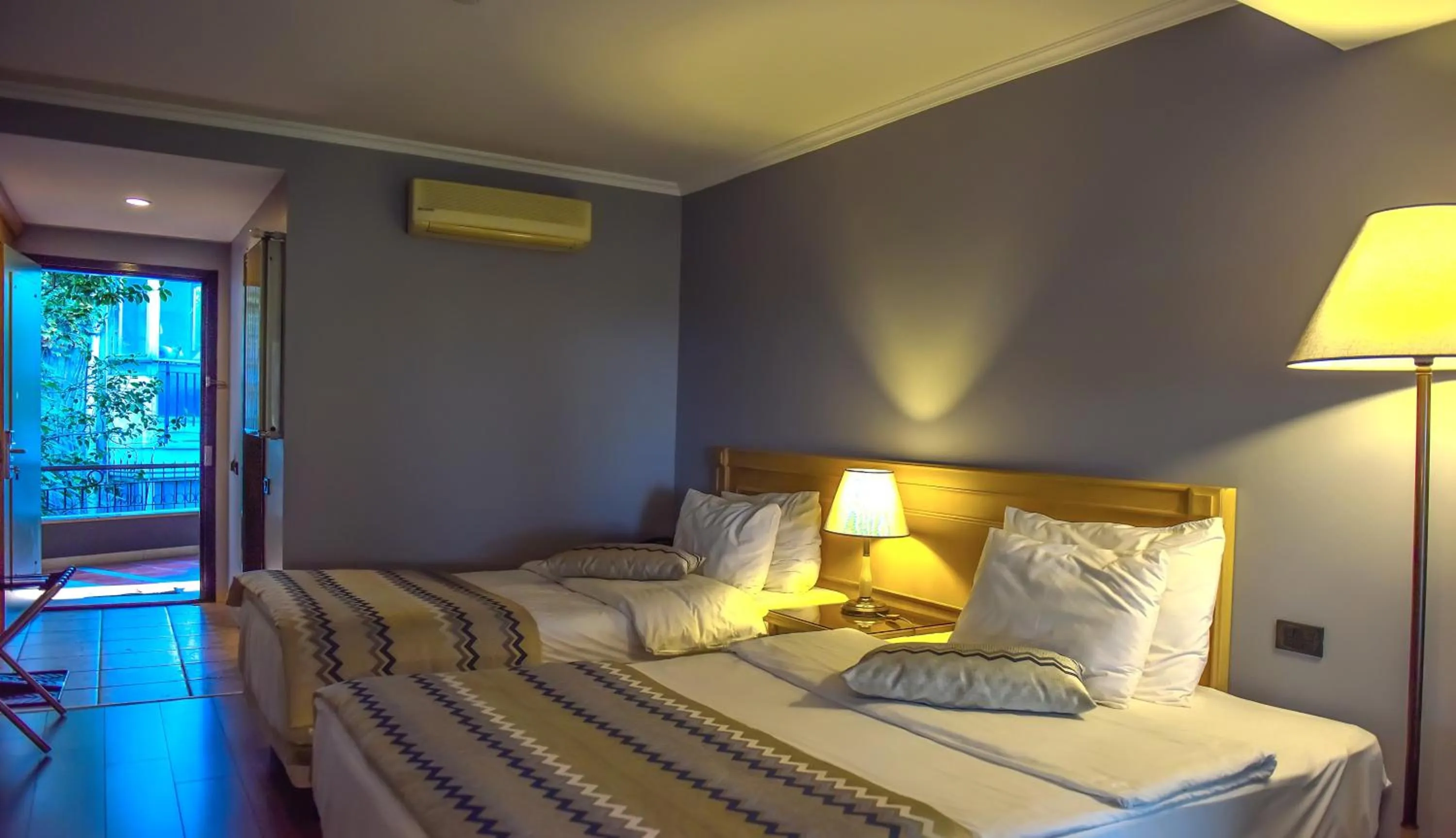 Bed in Denizatı Plus Hotel