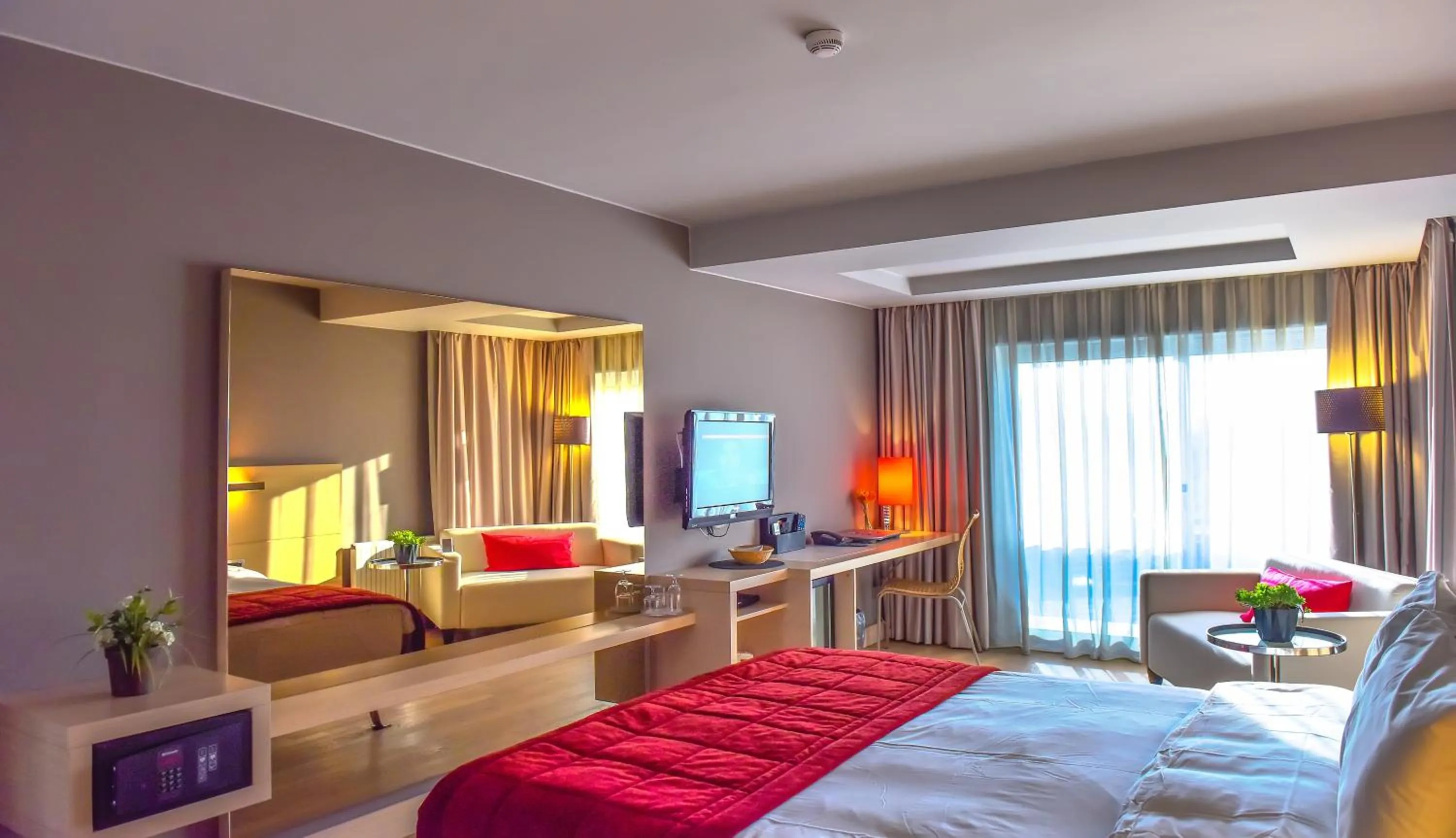 Bed in Denizatı Plus Hotel