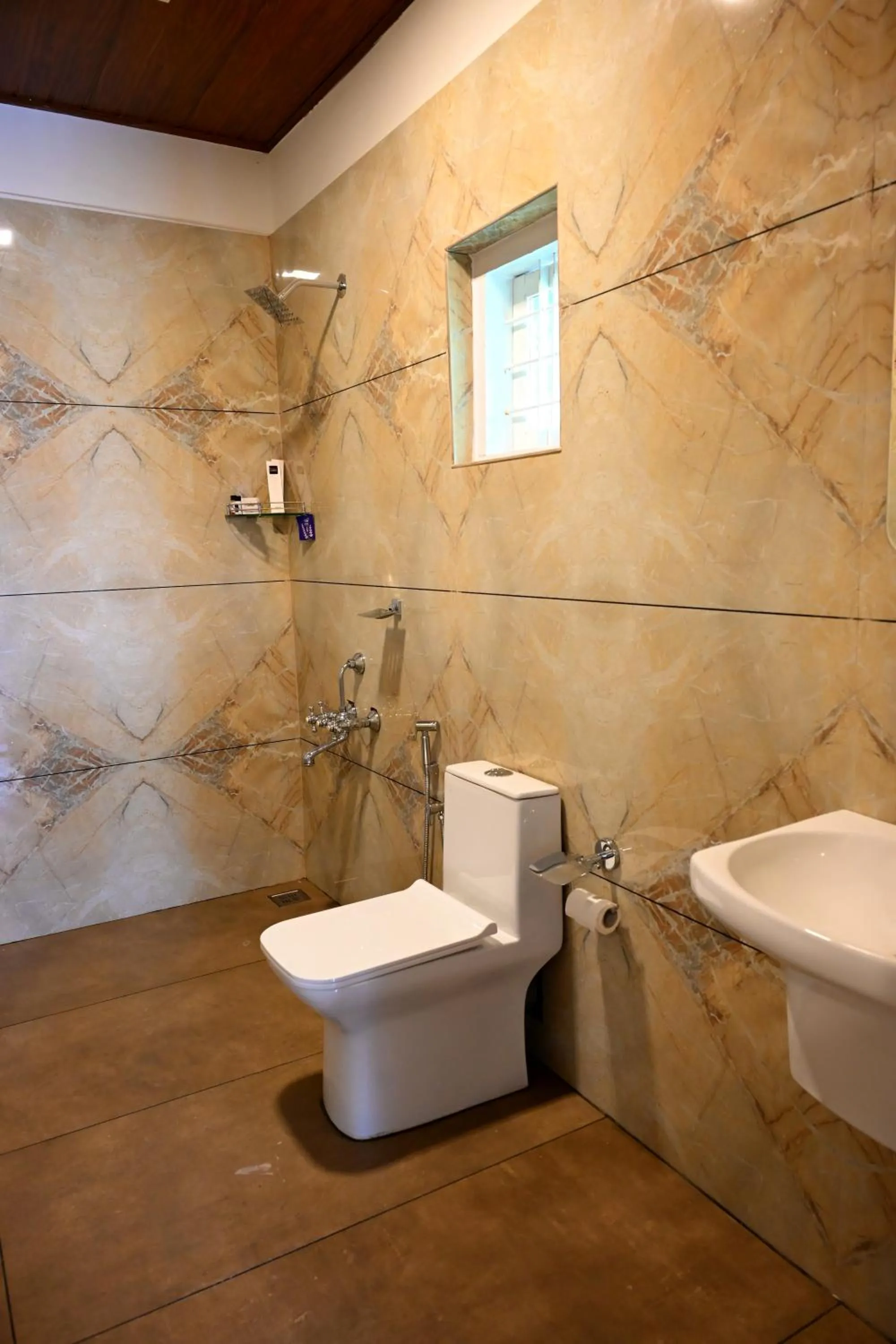 Shower in Spring Muunnar, Munnar