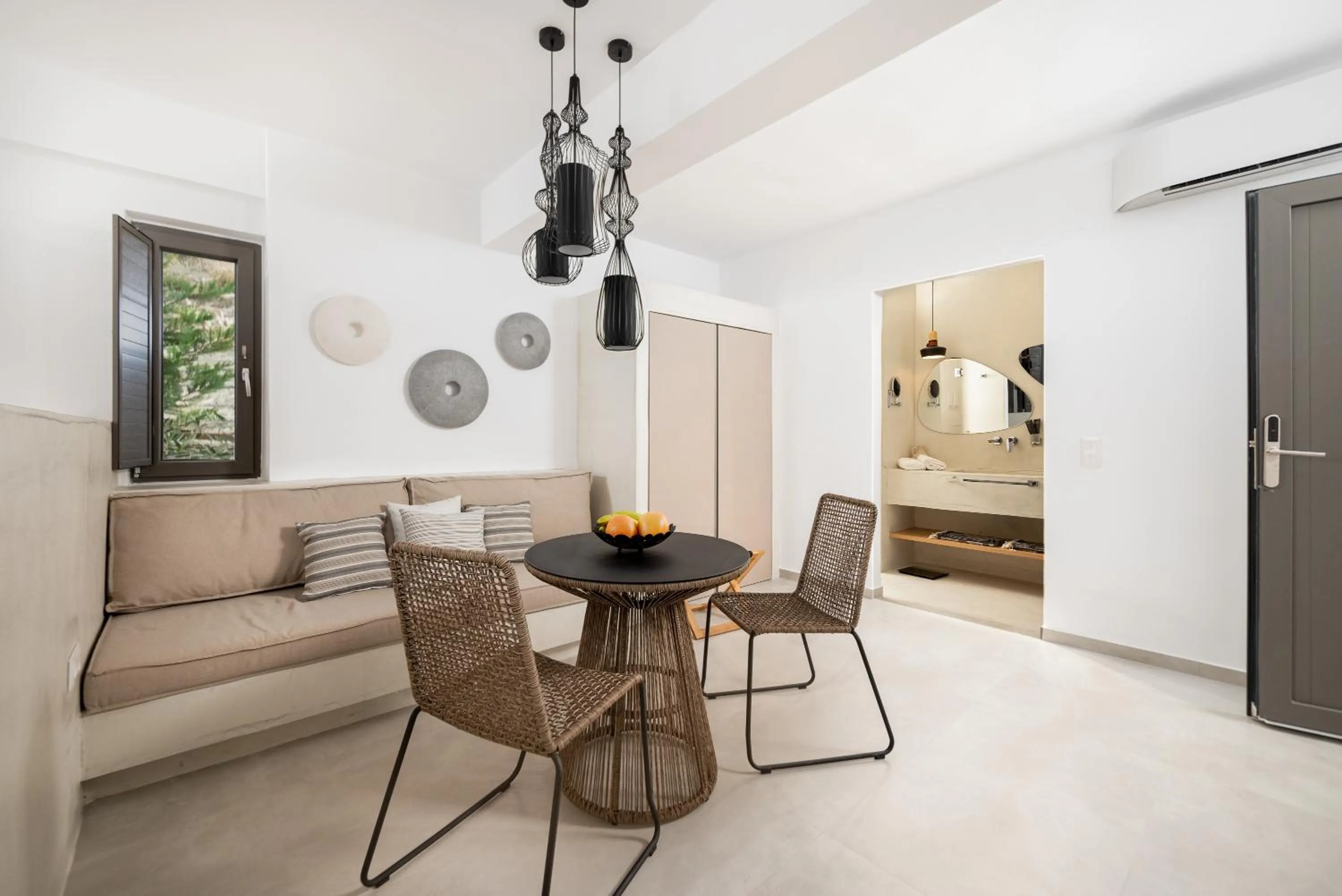 Mnḗmē Suites & Villas