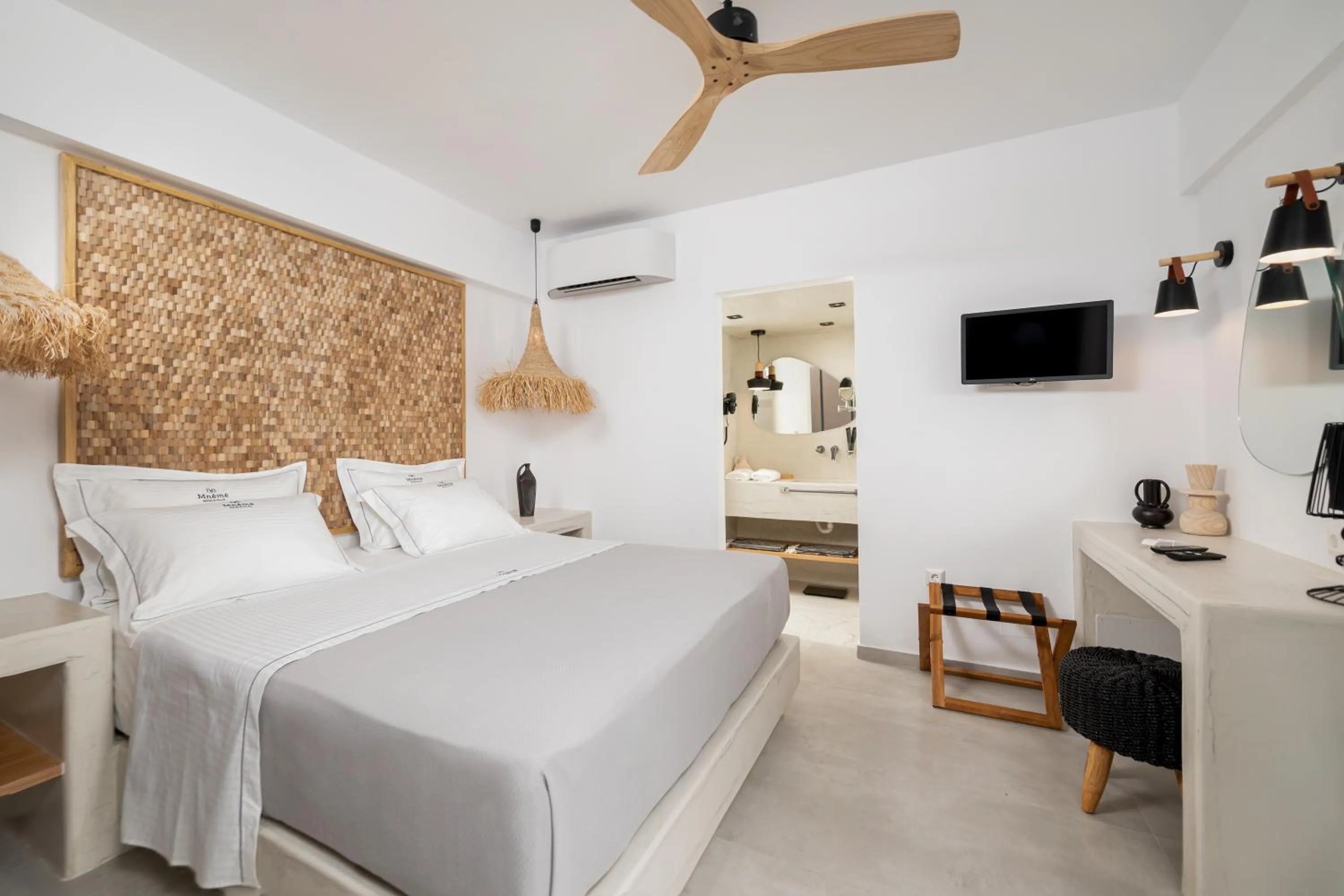 Mnḗmē Suites & Villas