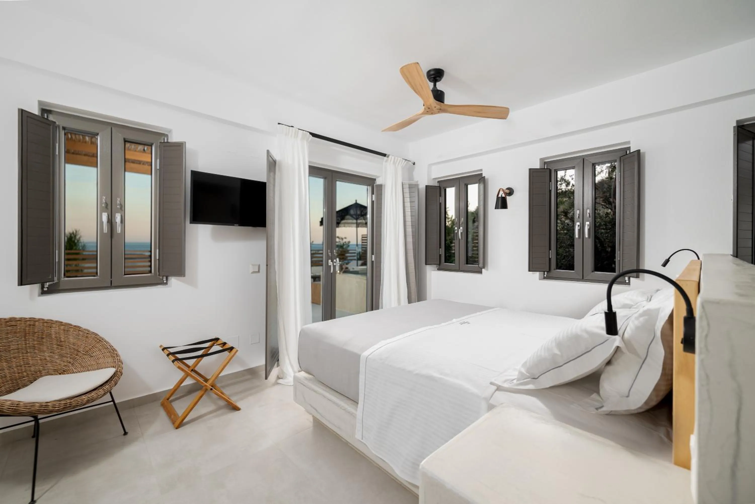 Mnḗmē Suites & Villas