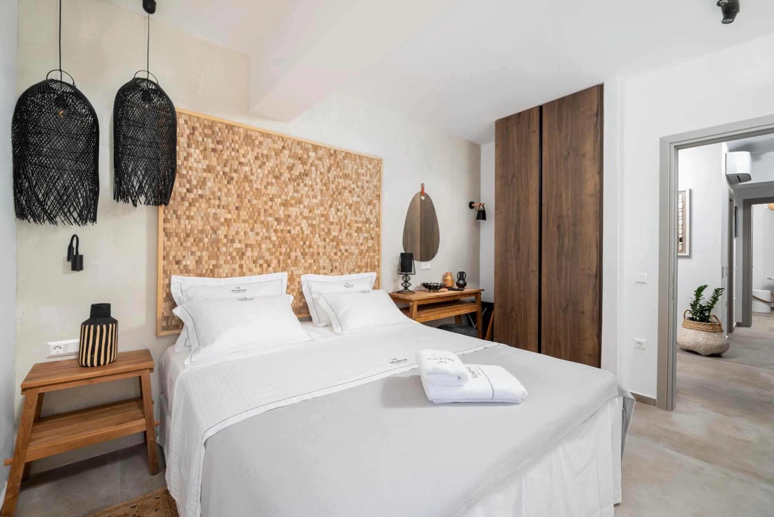 Mnḗmē Suites & Villas