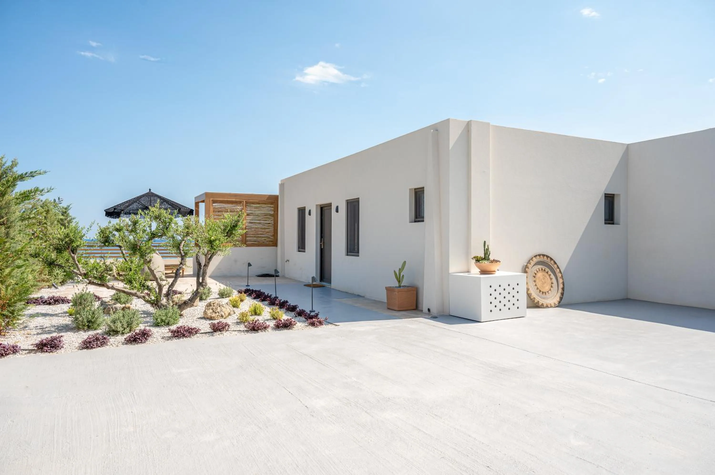 Mnḗmē Suites & Villas