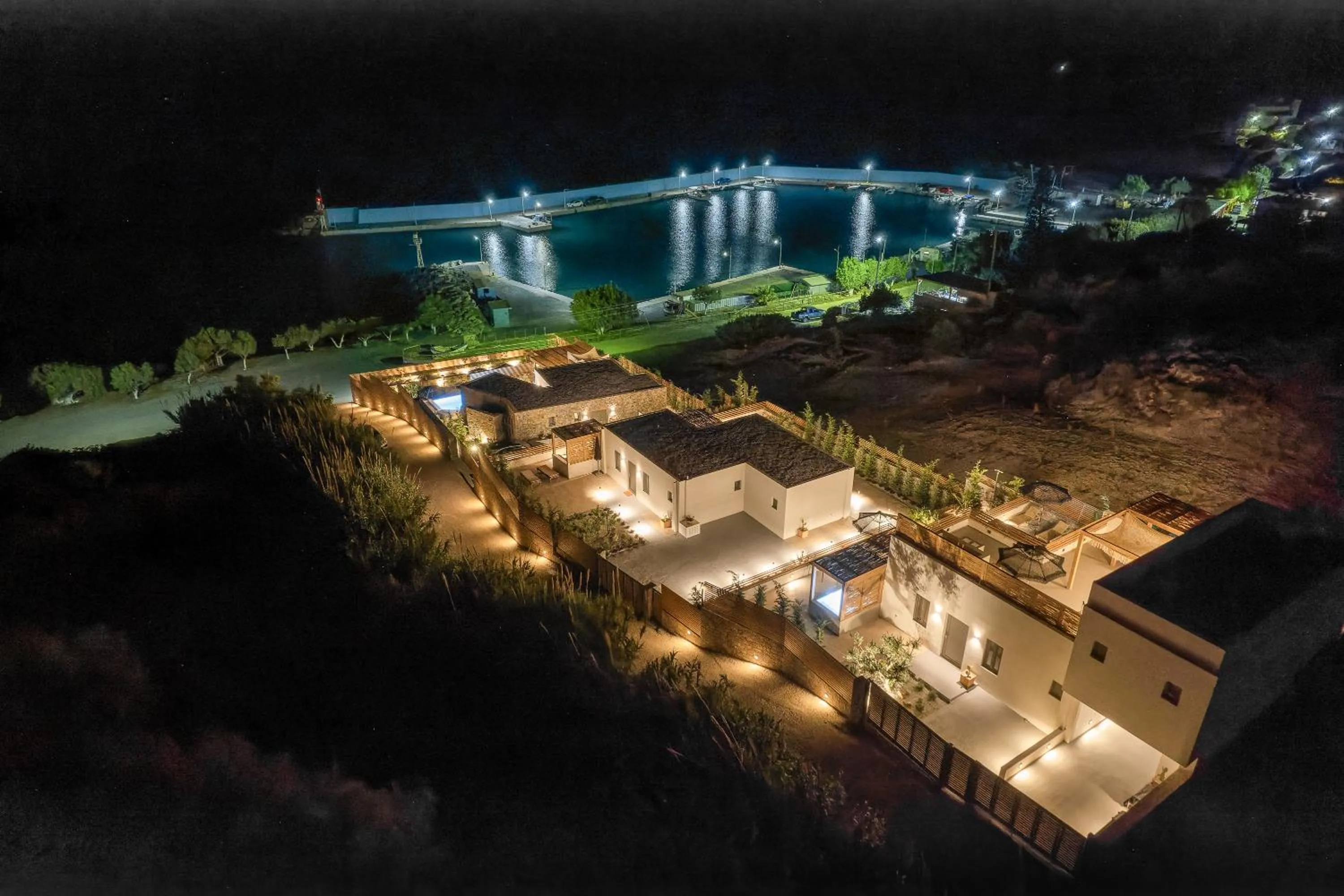 Mnḗmē Suites & Villas