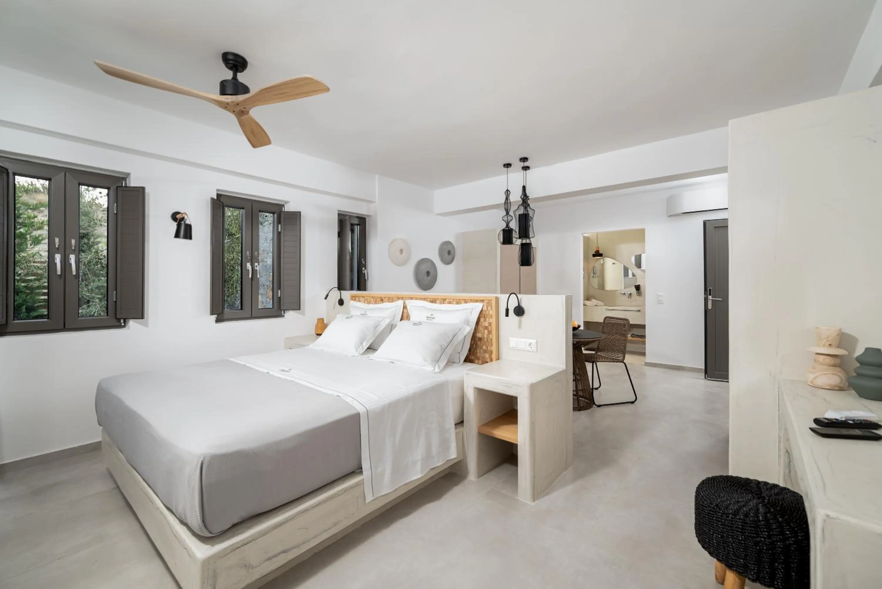 Mnḗmē Suites & Villas