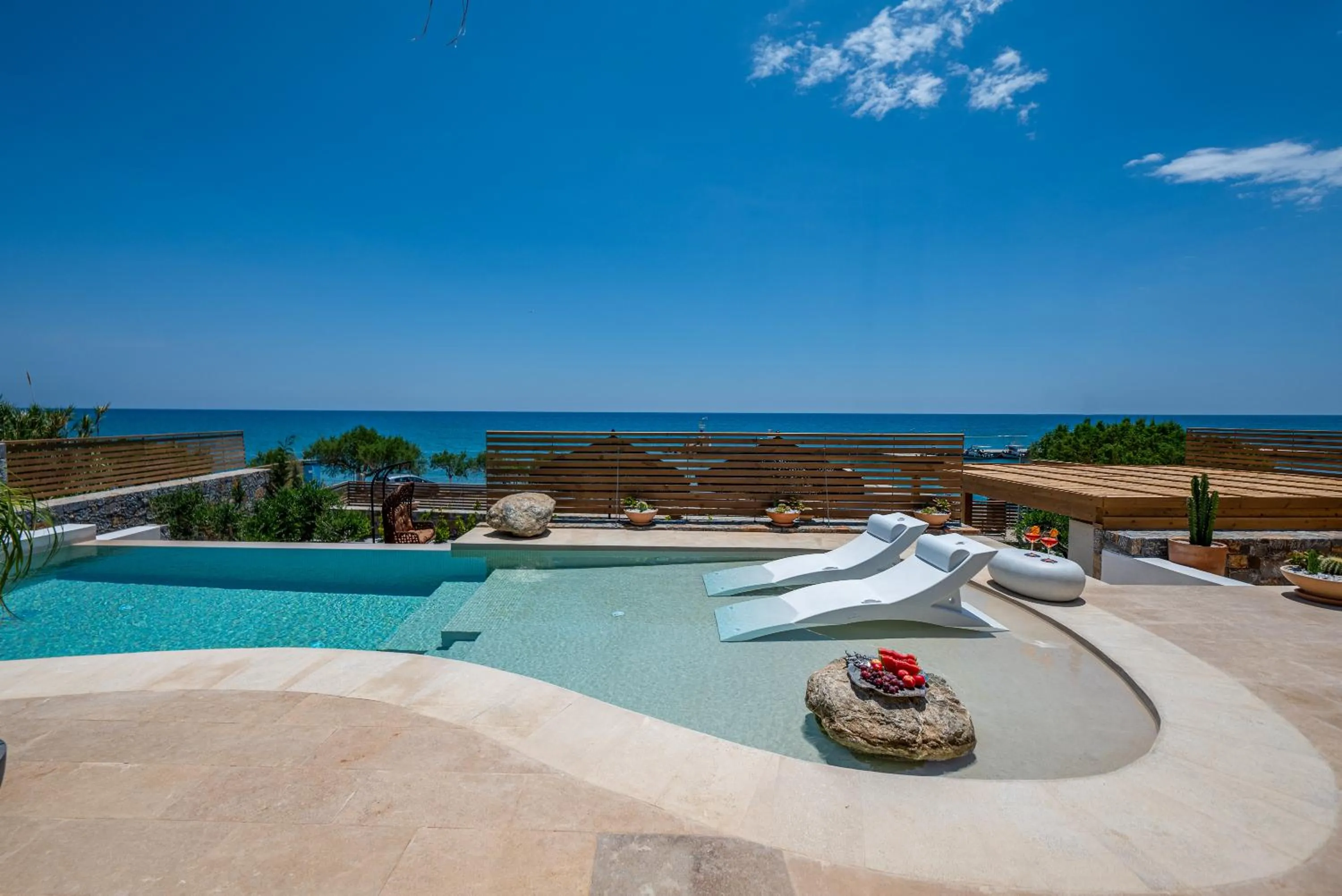 Mnḗmē Suites & Villas