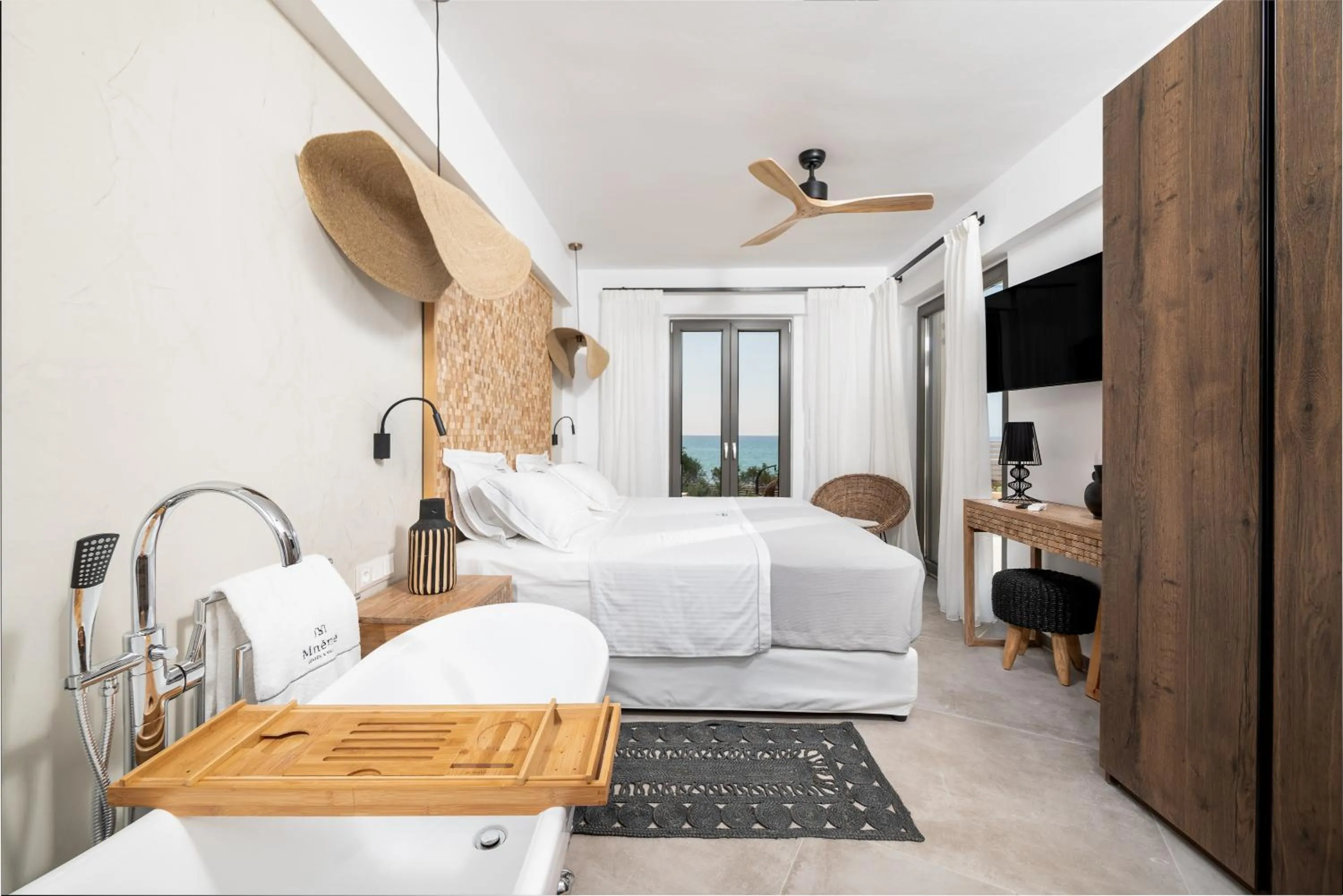 Mnḗmē Suites & Villas