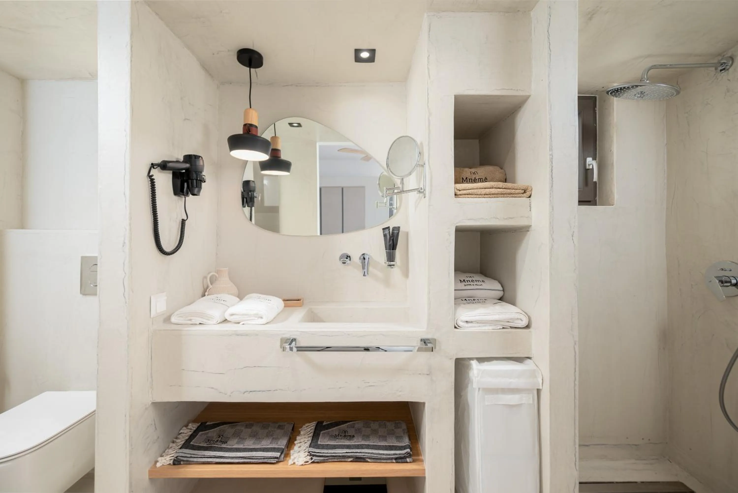 Mnḗmē Suites & Villas