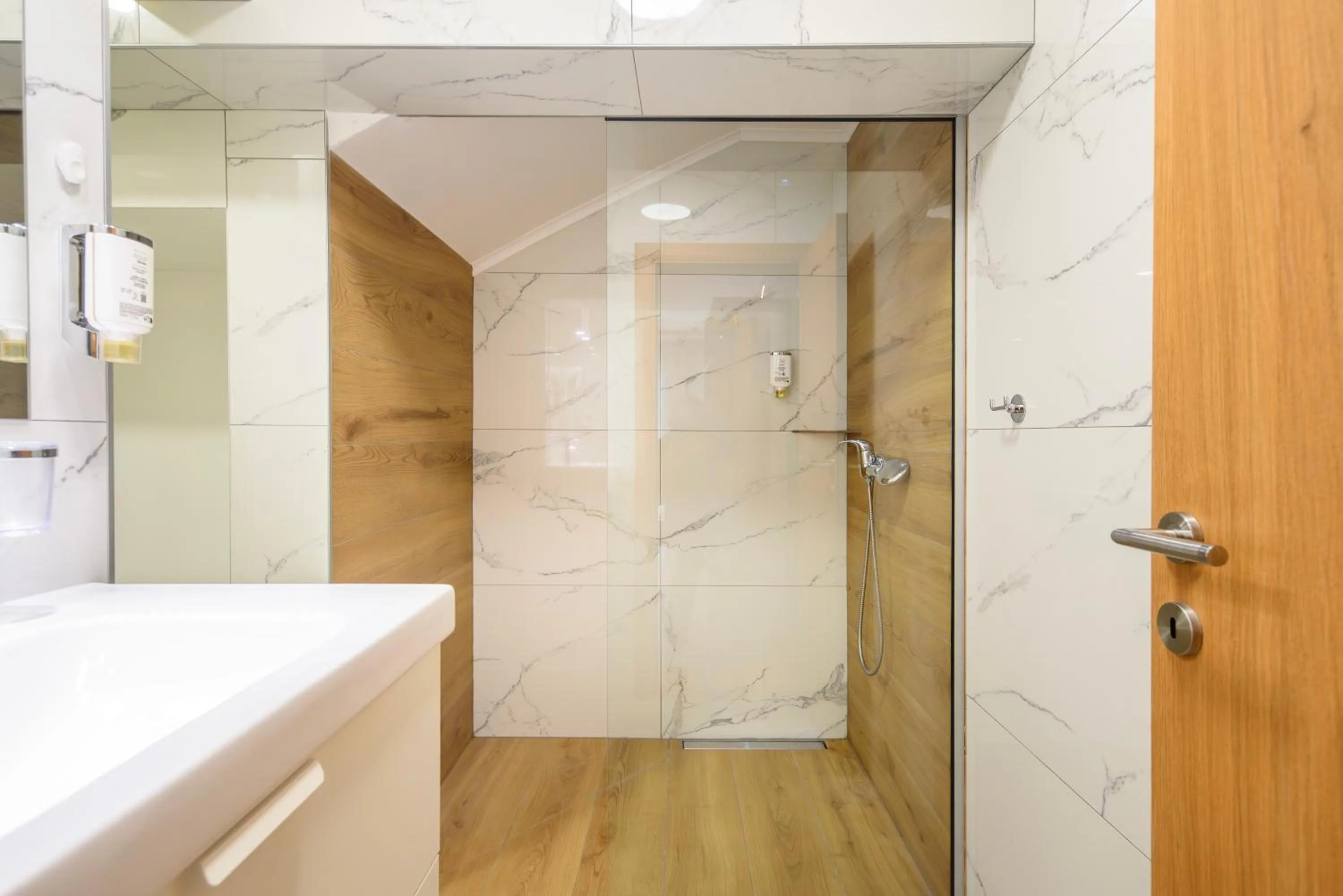 Shower in Garni Hotel Zenit