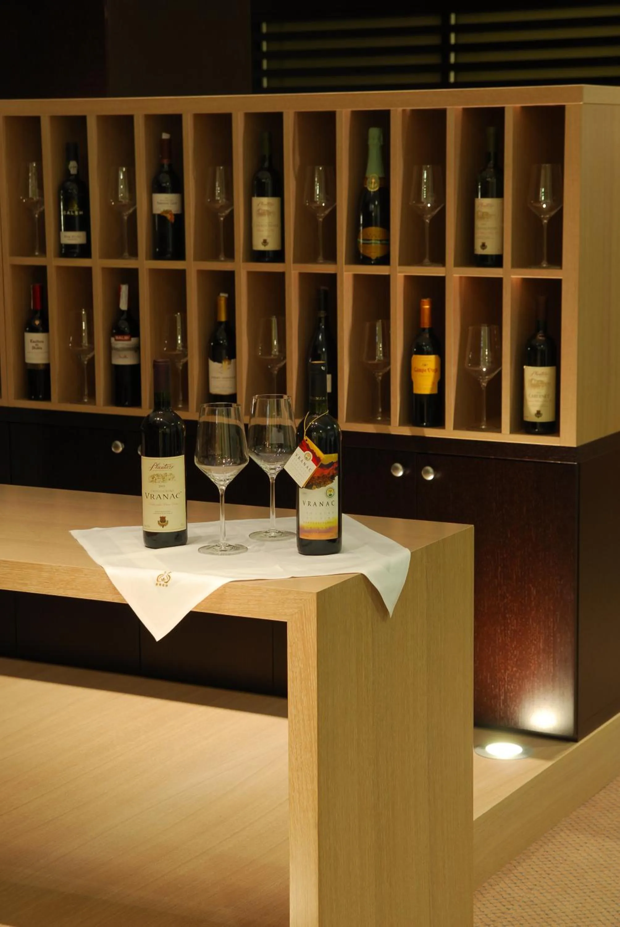 Restaurant/places to eat in Hotel Princess