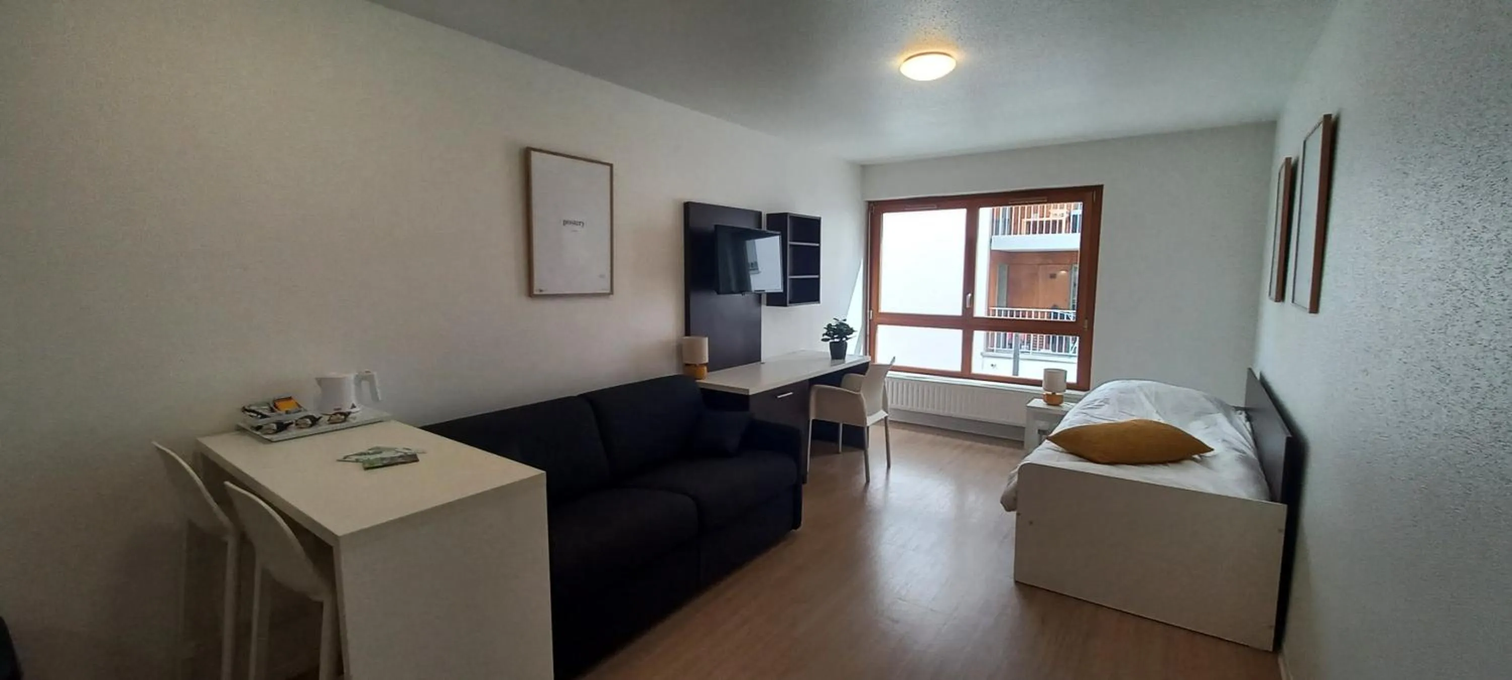 Photo of the whole room in Apparteo Strasbourg