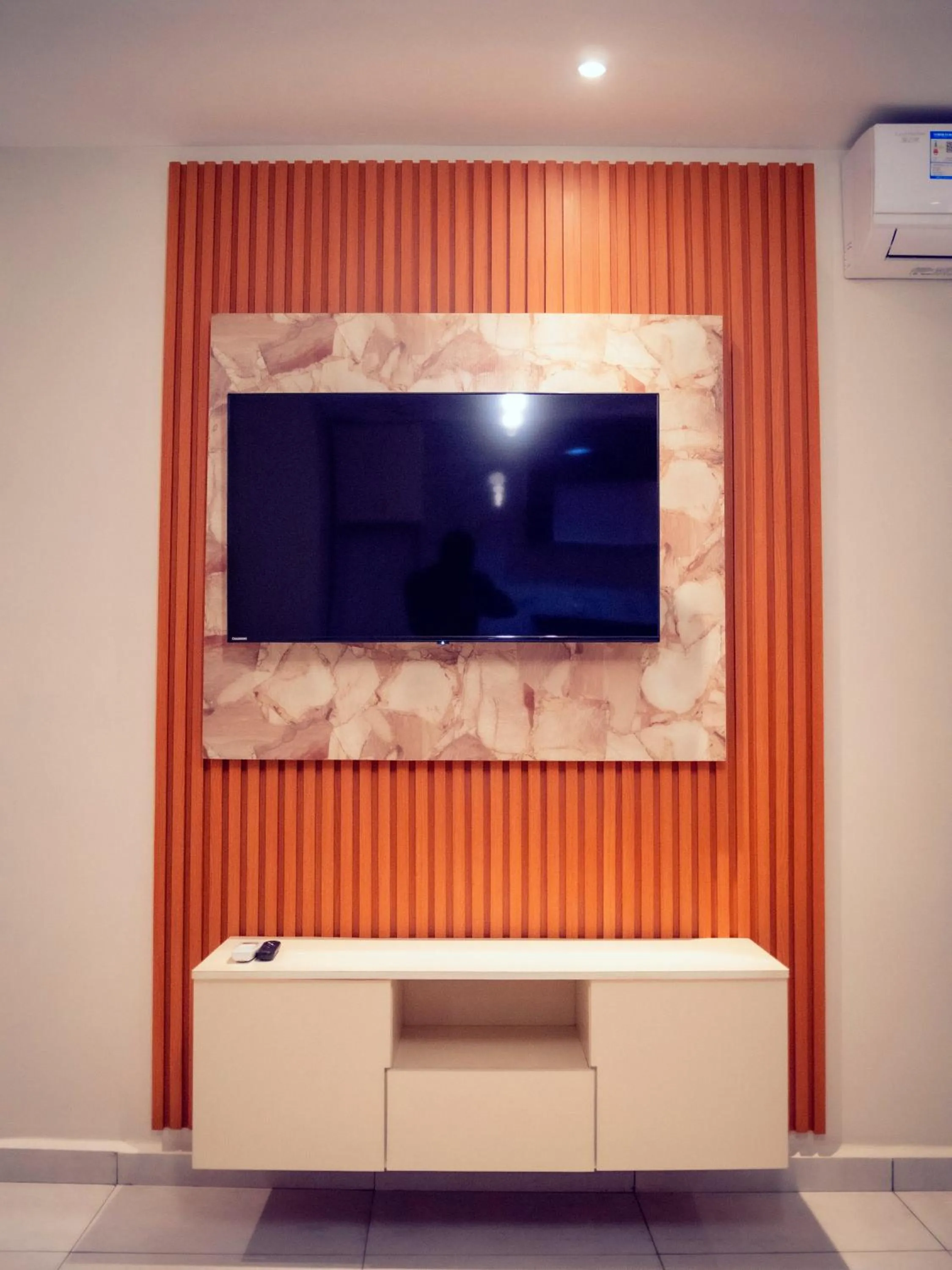 TV and multimedia, TV/Entertainment Center in Geneva Hotel