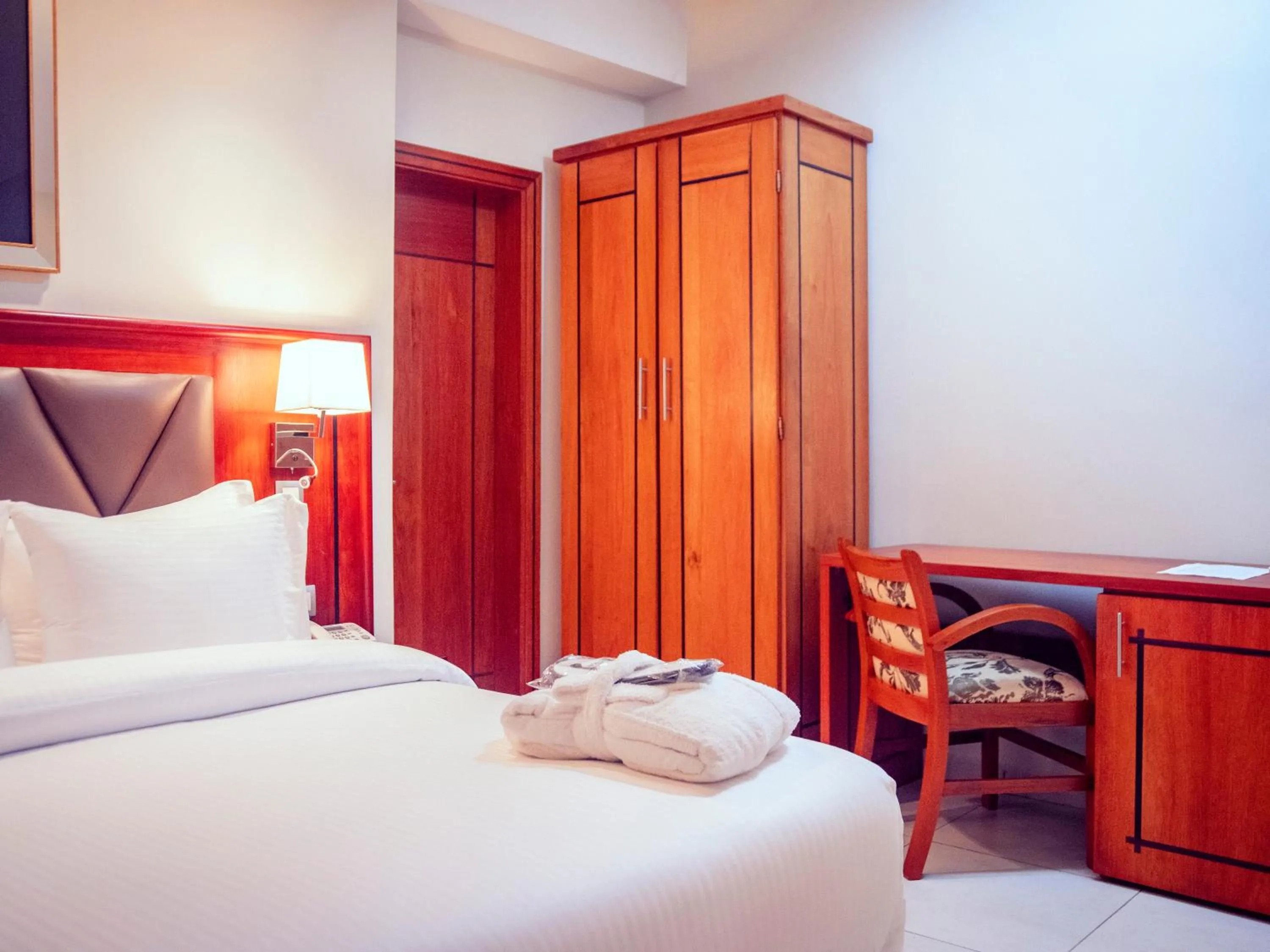 Bedroom, Bed in Geneva Hotel