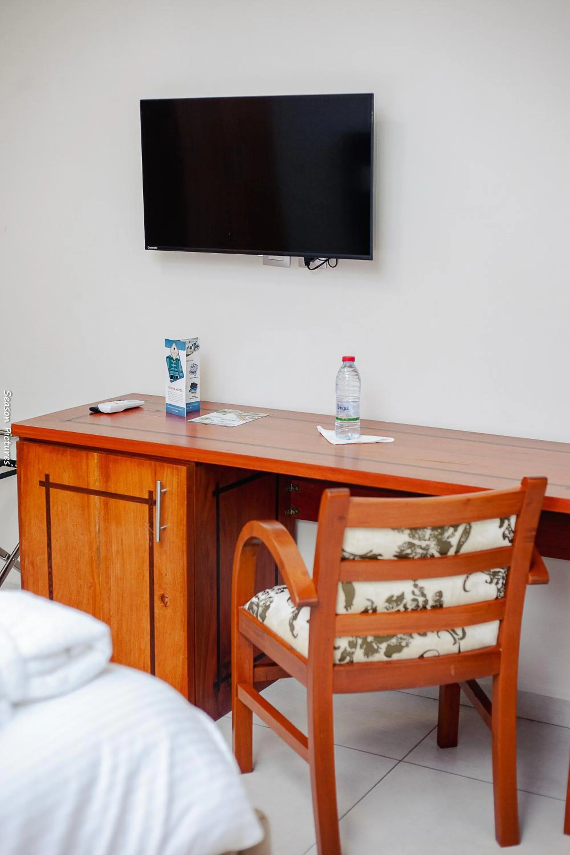 Seating area, Bed in Geneva Hotel