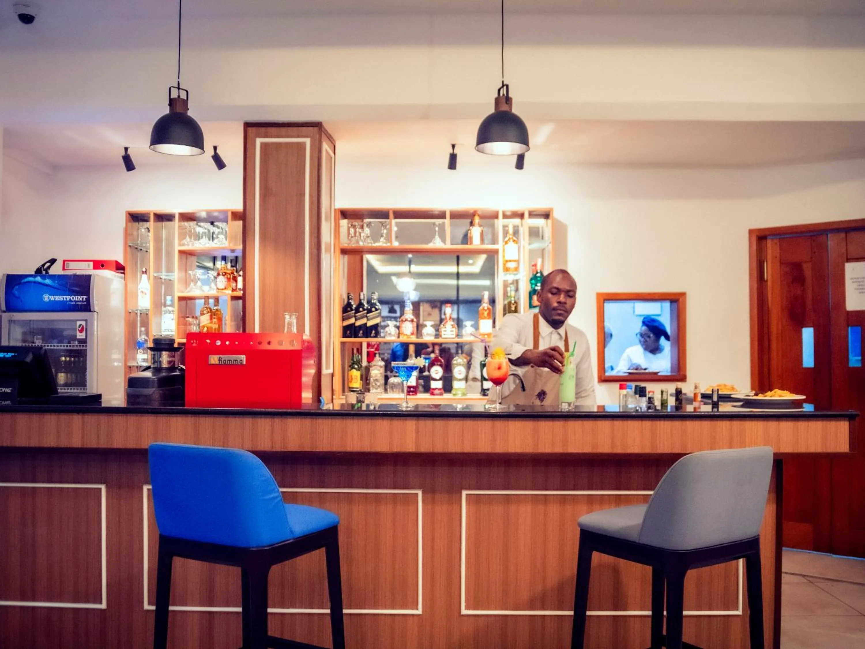 Restaurant/places to eat in Geneva Hotel