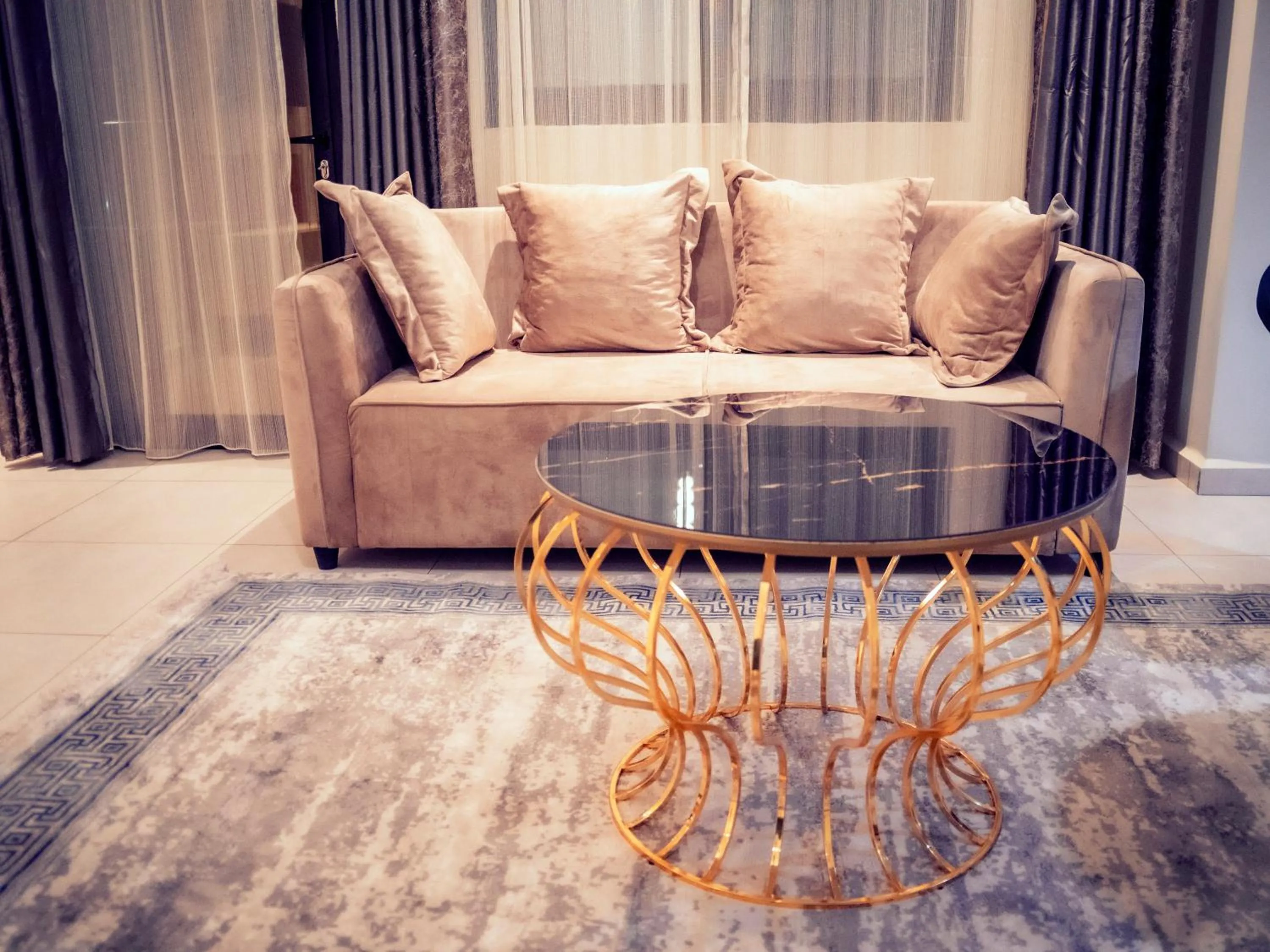 Living room, Seating Area in Geneva Hotel