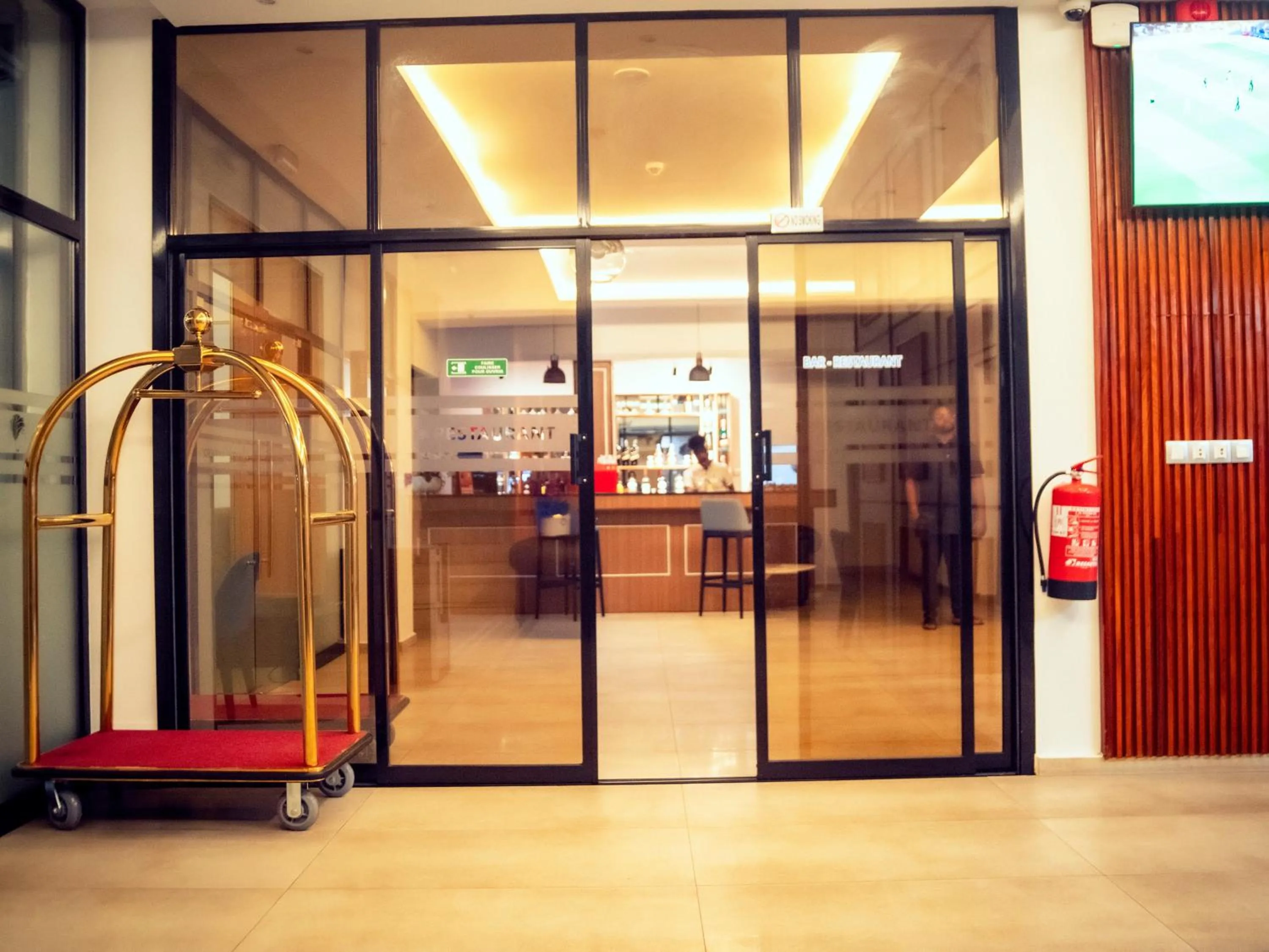 Restaurant/places to eat in Geneva Hotel