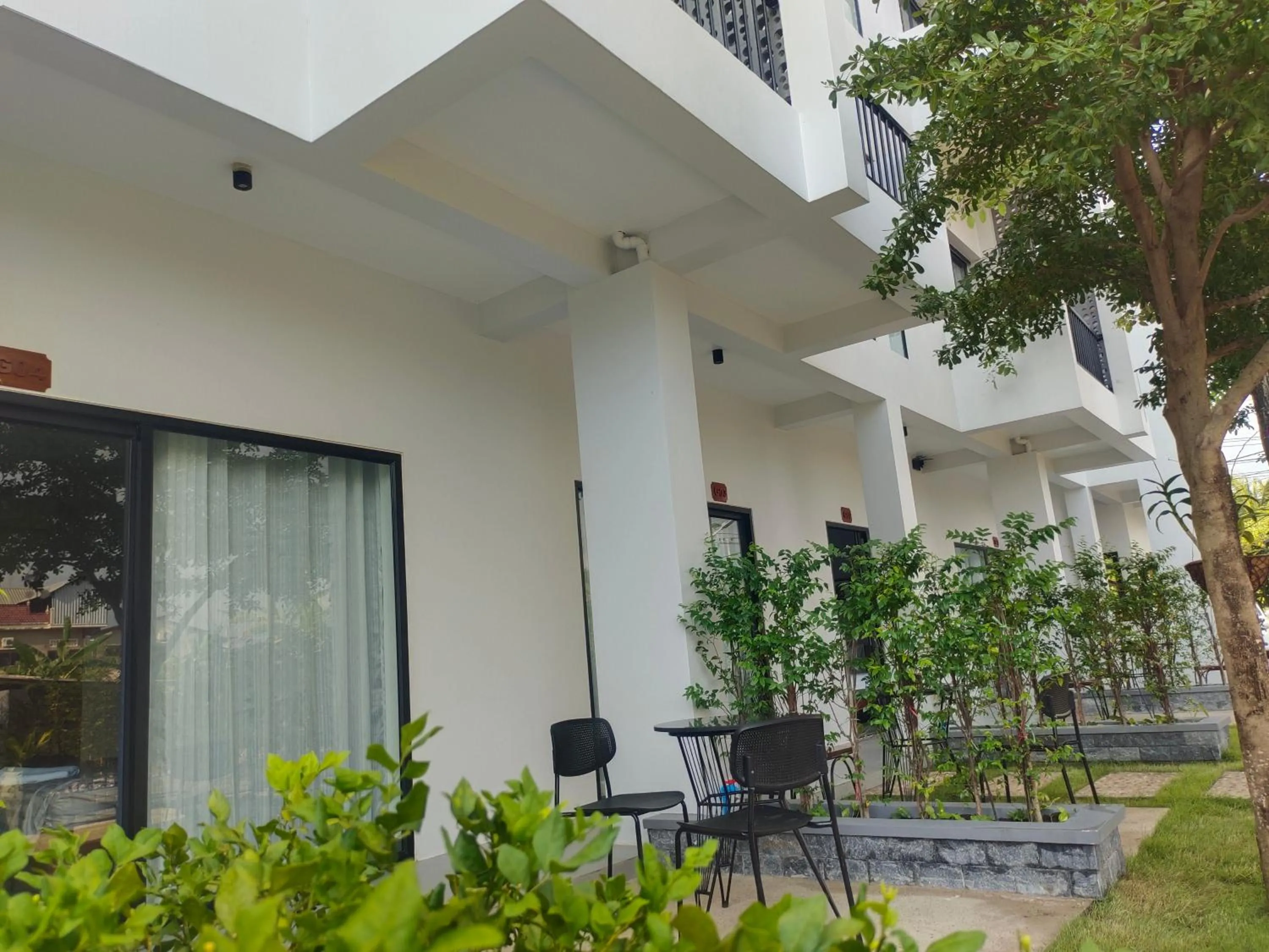 Property building in H&M Boutique