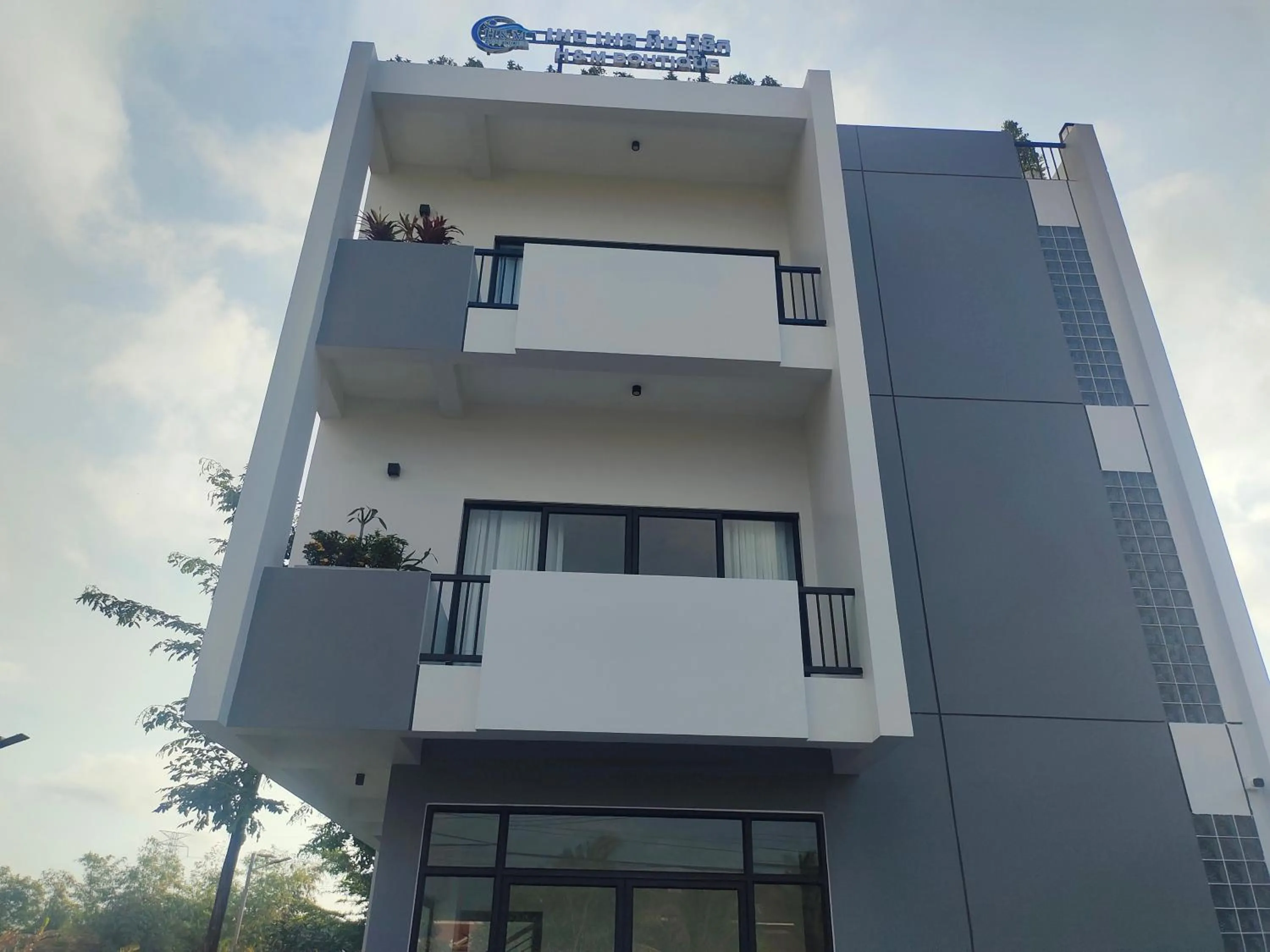 Property building in H&M Boutique