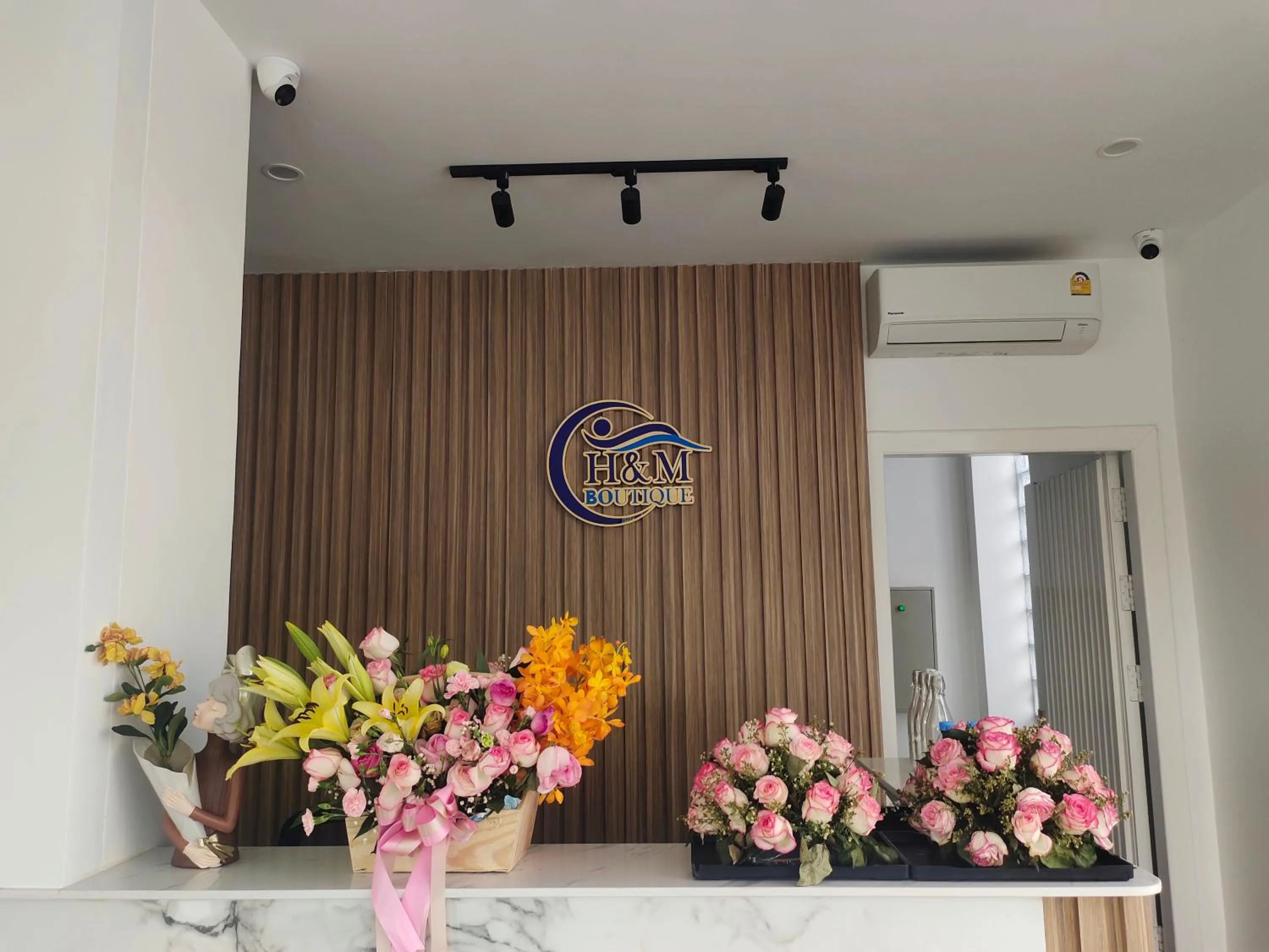 Property logo or sign in H&M Boutique