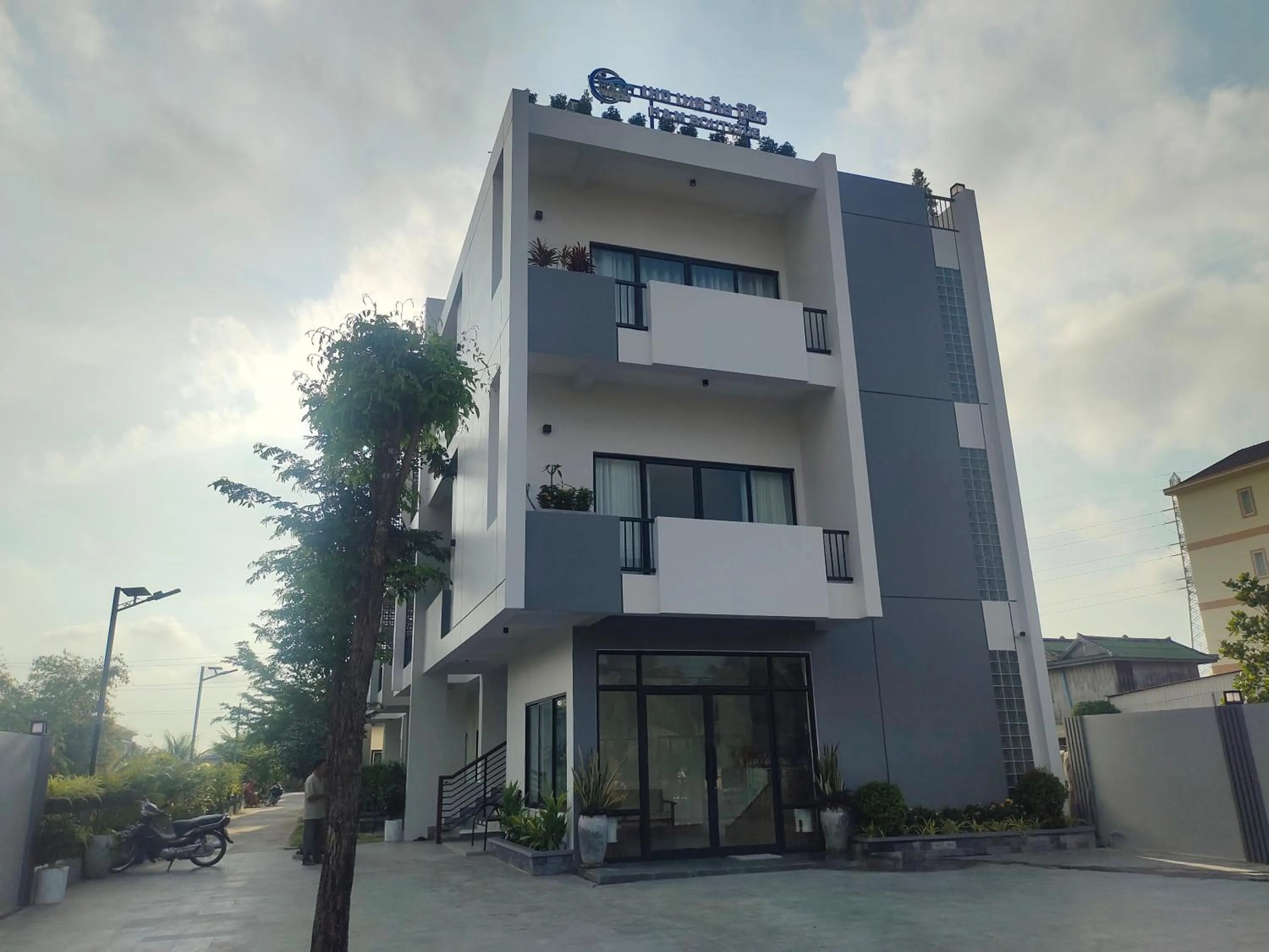 Property building in H&M Boutique