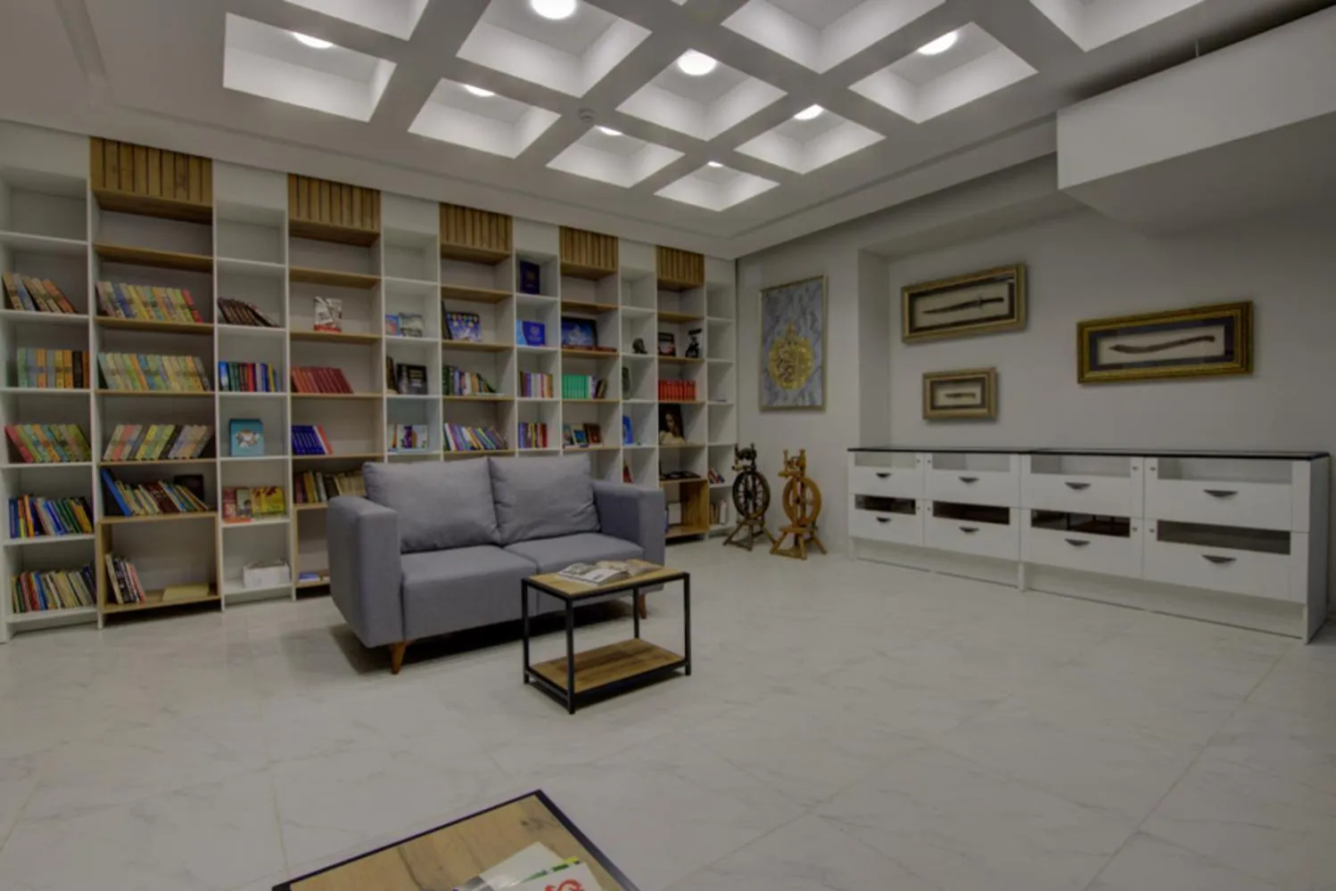 Communal lounge/ TV room in Aisha Hotel