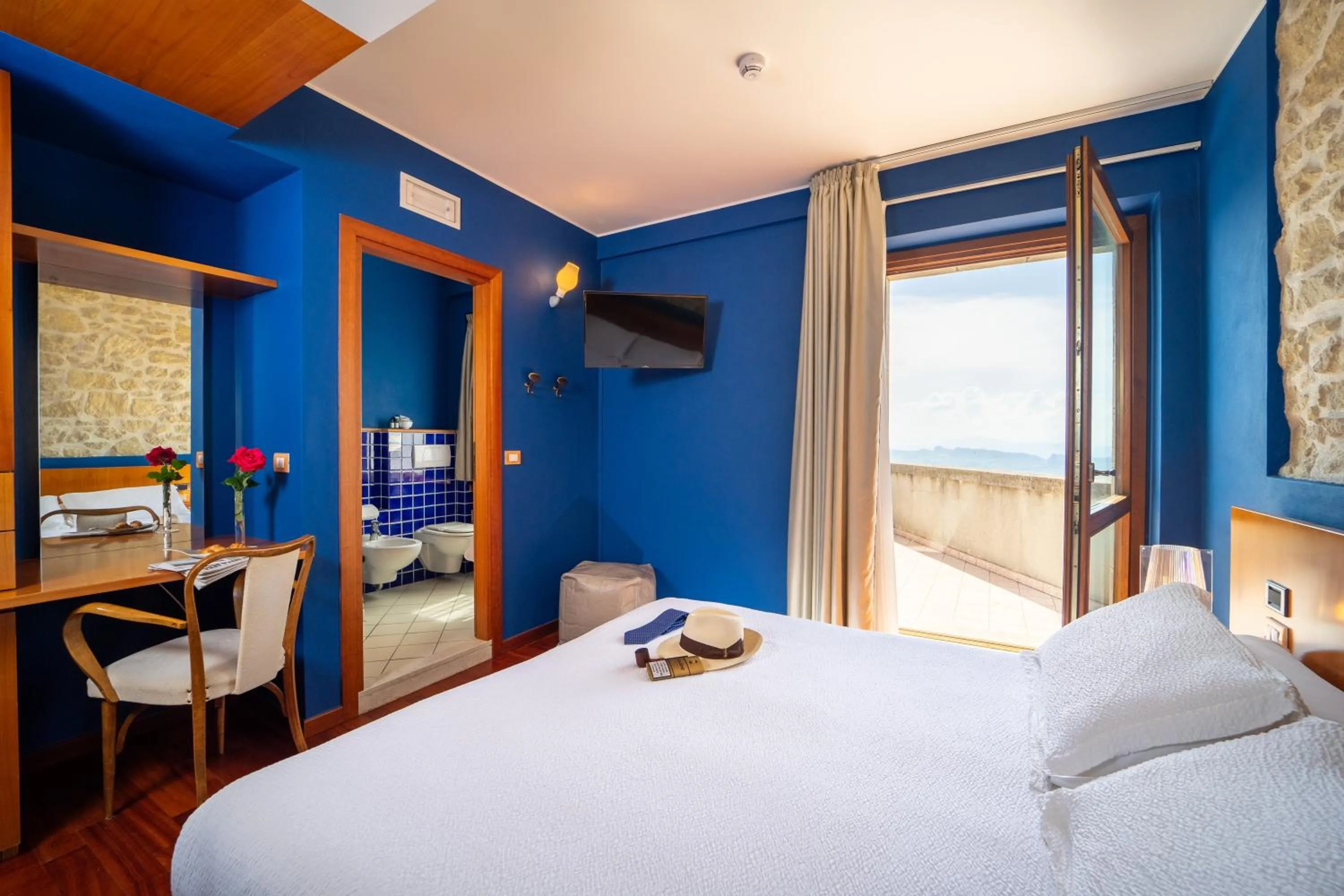 Photo of the whole room, Bed in Hotel Cesare