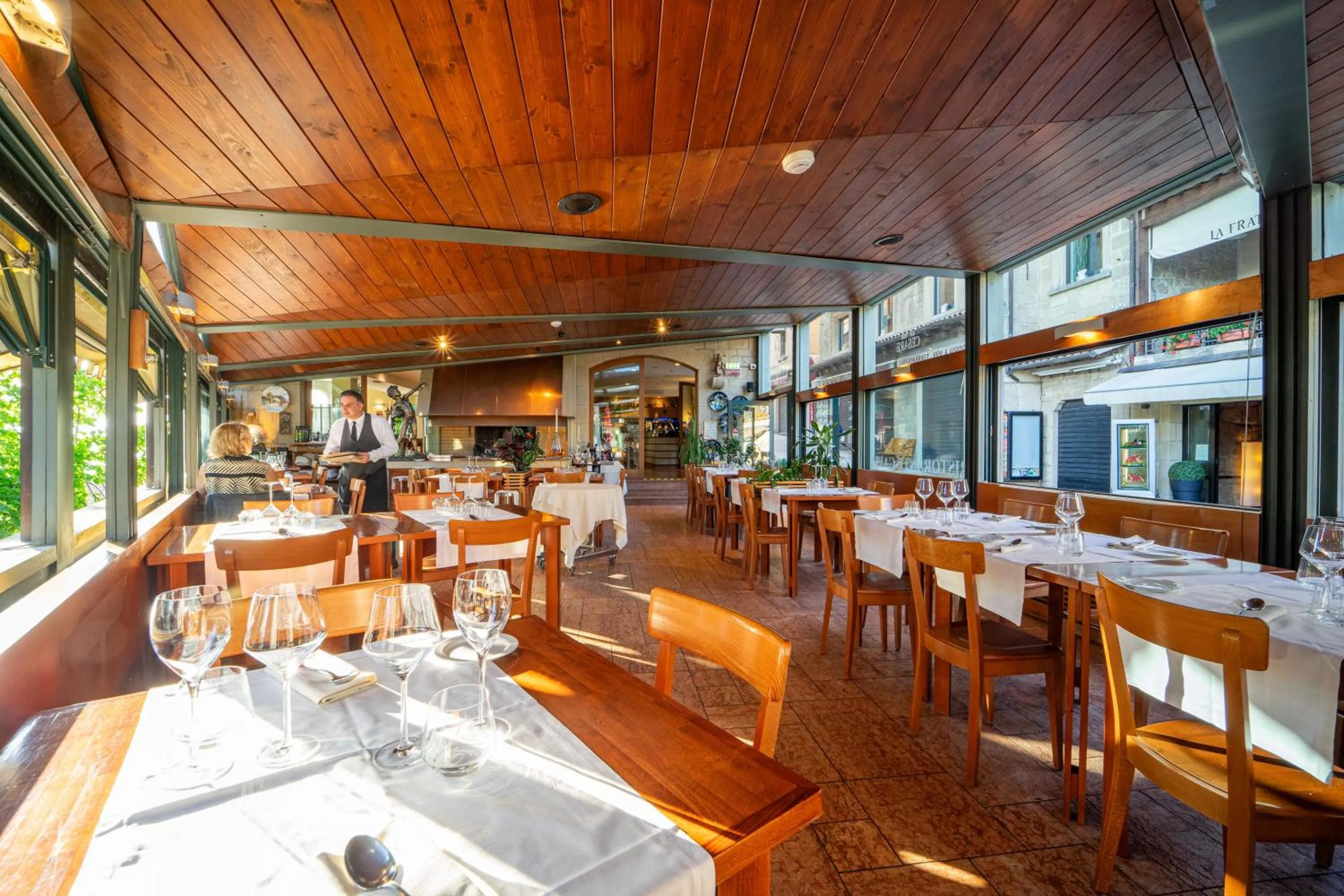 Restaurant/places to eat in Hotel Cesare