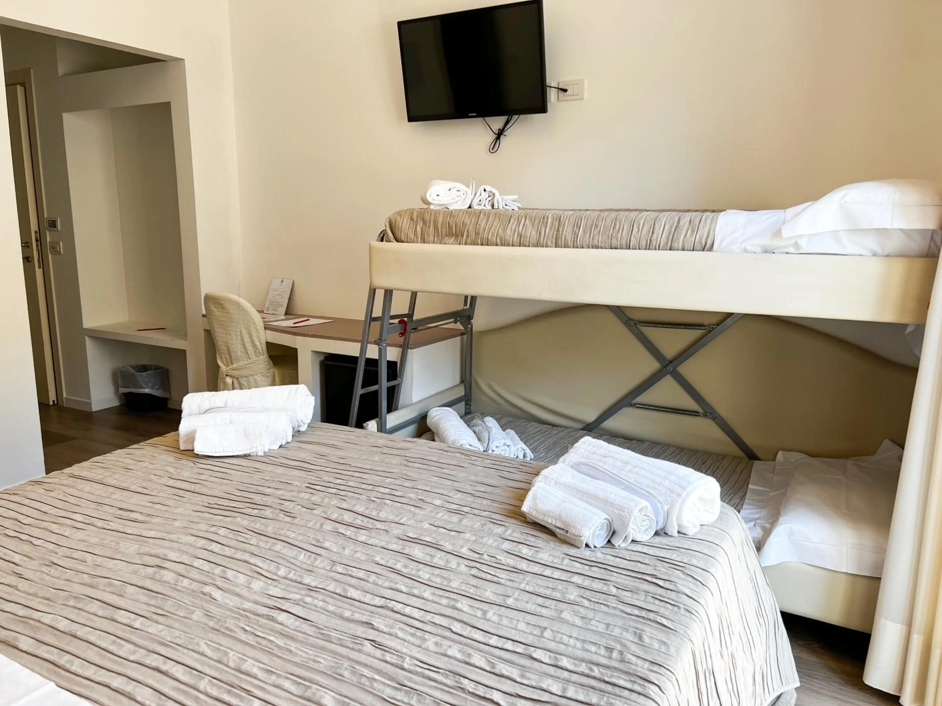 Bedroom, Bed in Hotel Joli