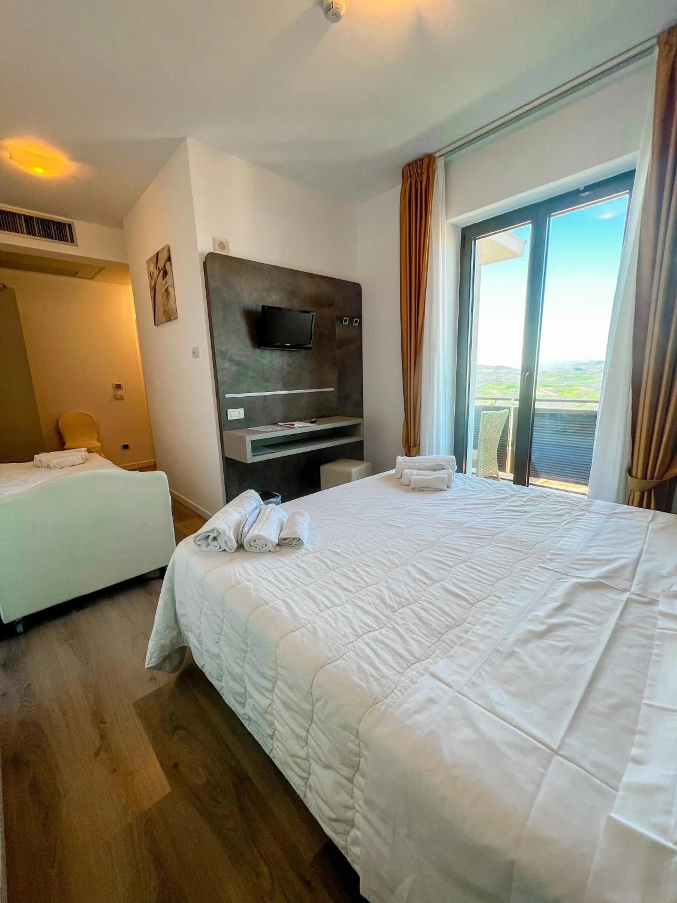 Bedroom, Bed in Hotel Joli