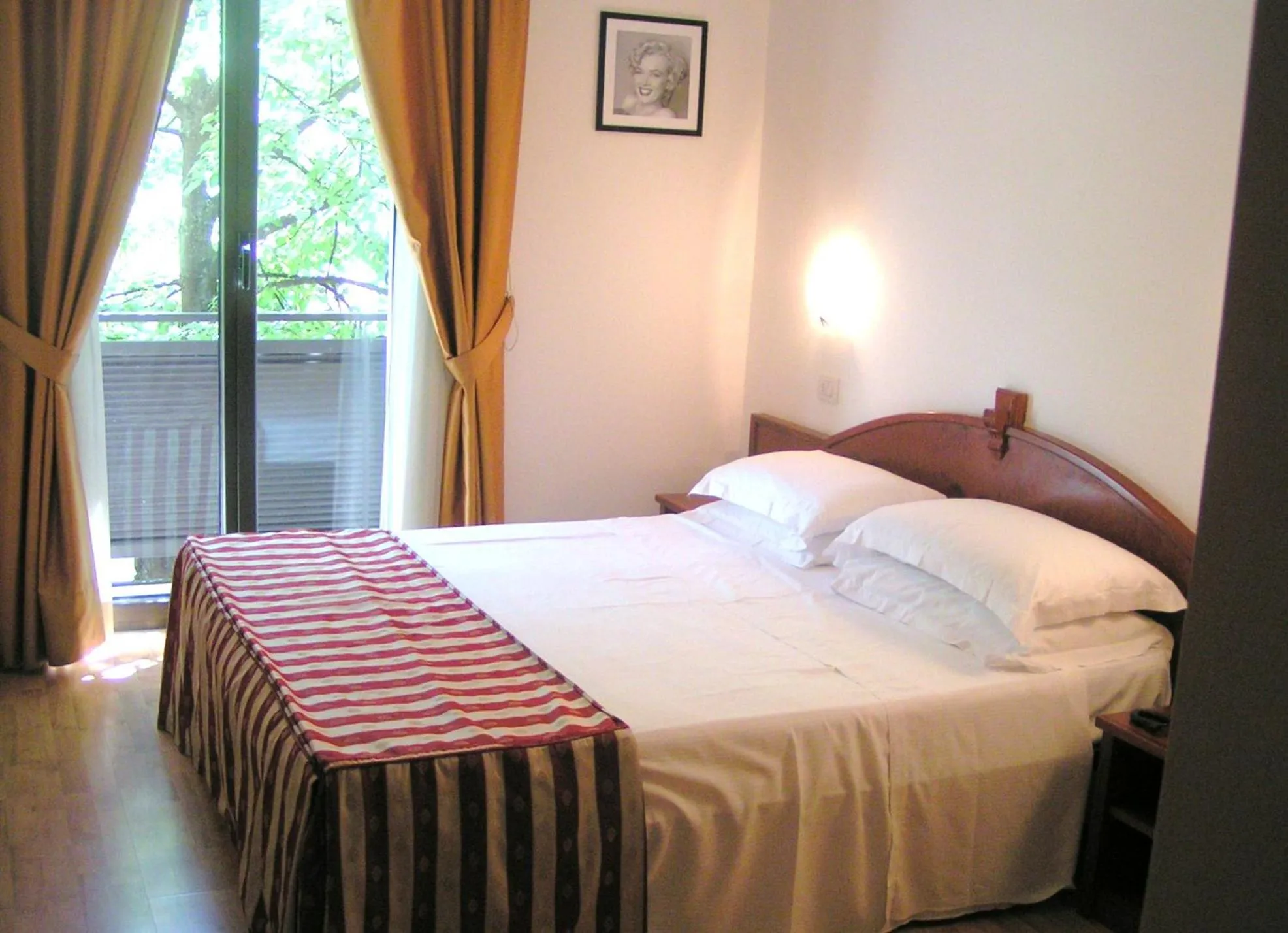 Bedroom, Bed in Hotel Joli