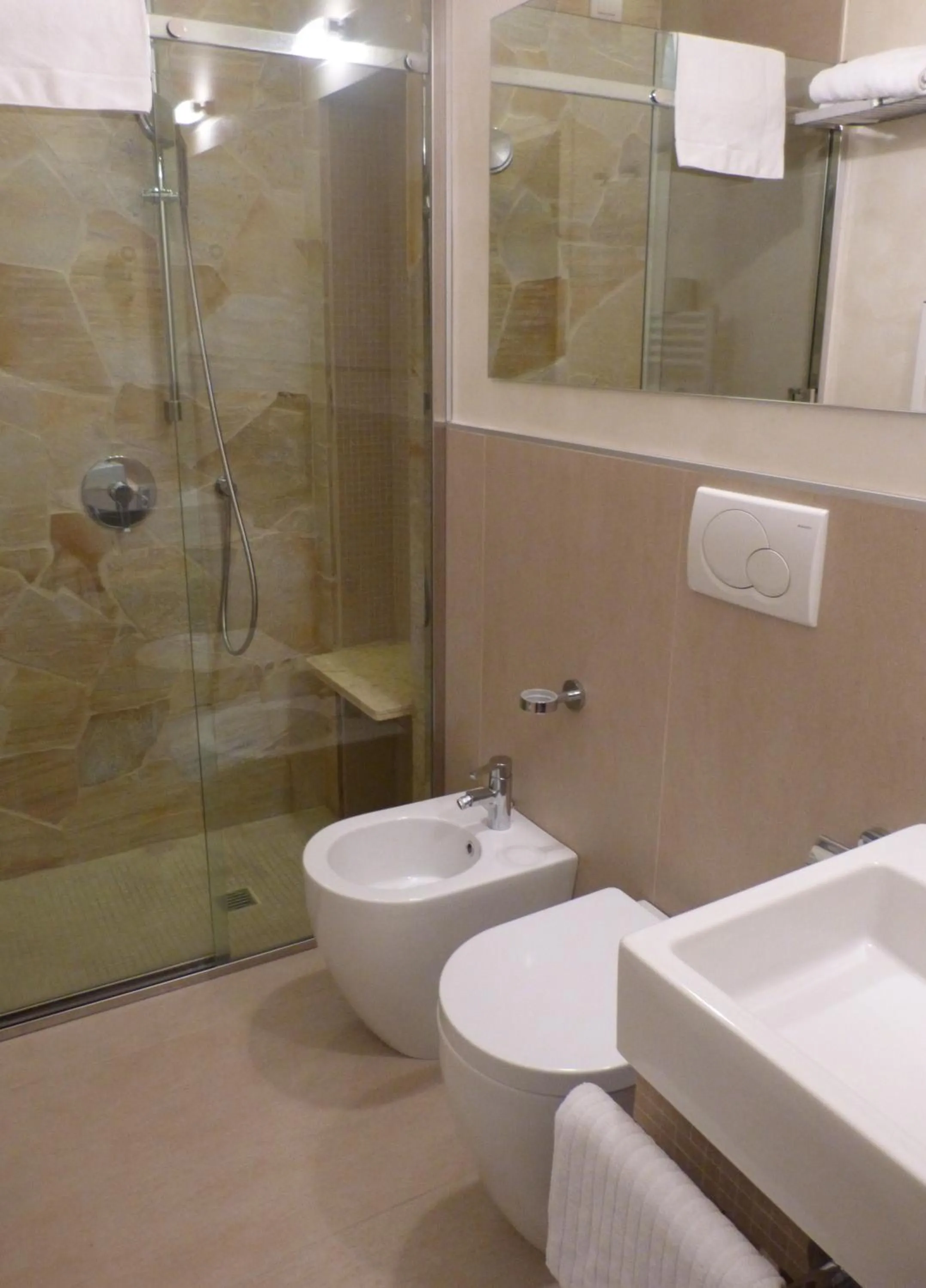 Shower in Hotel Joli